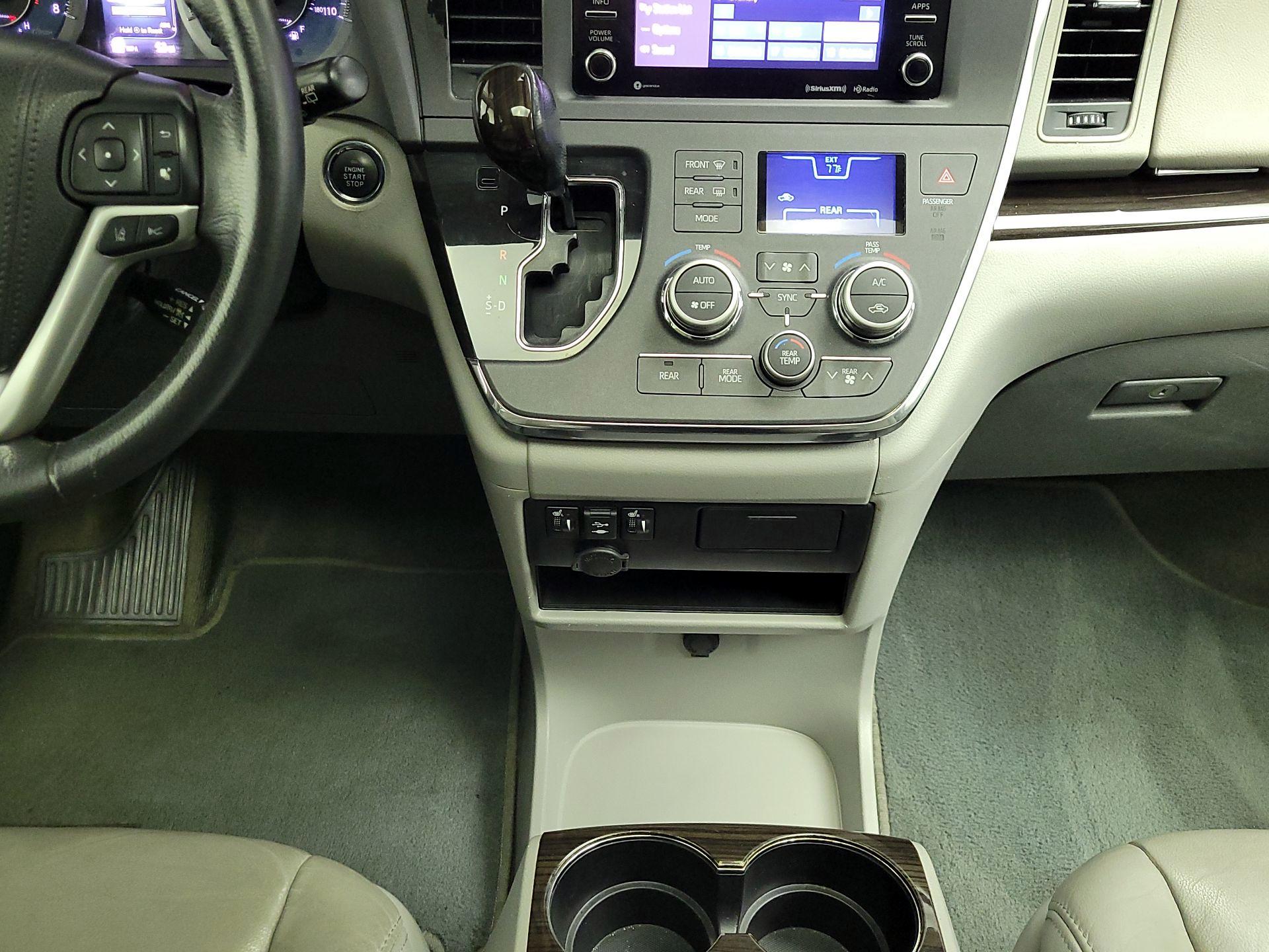 Thumbnail: 2018 Toyota Sienna - 17