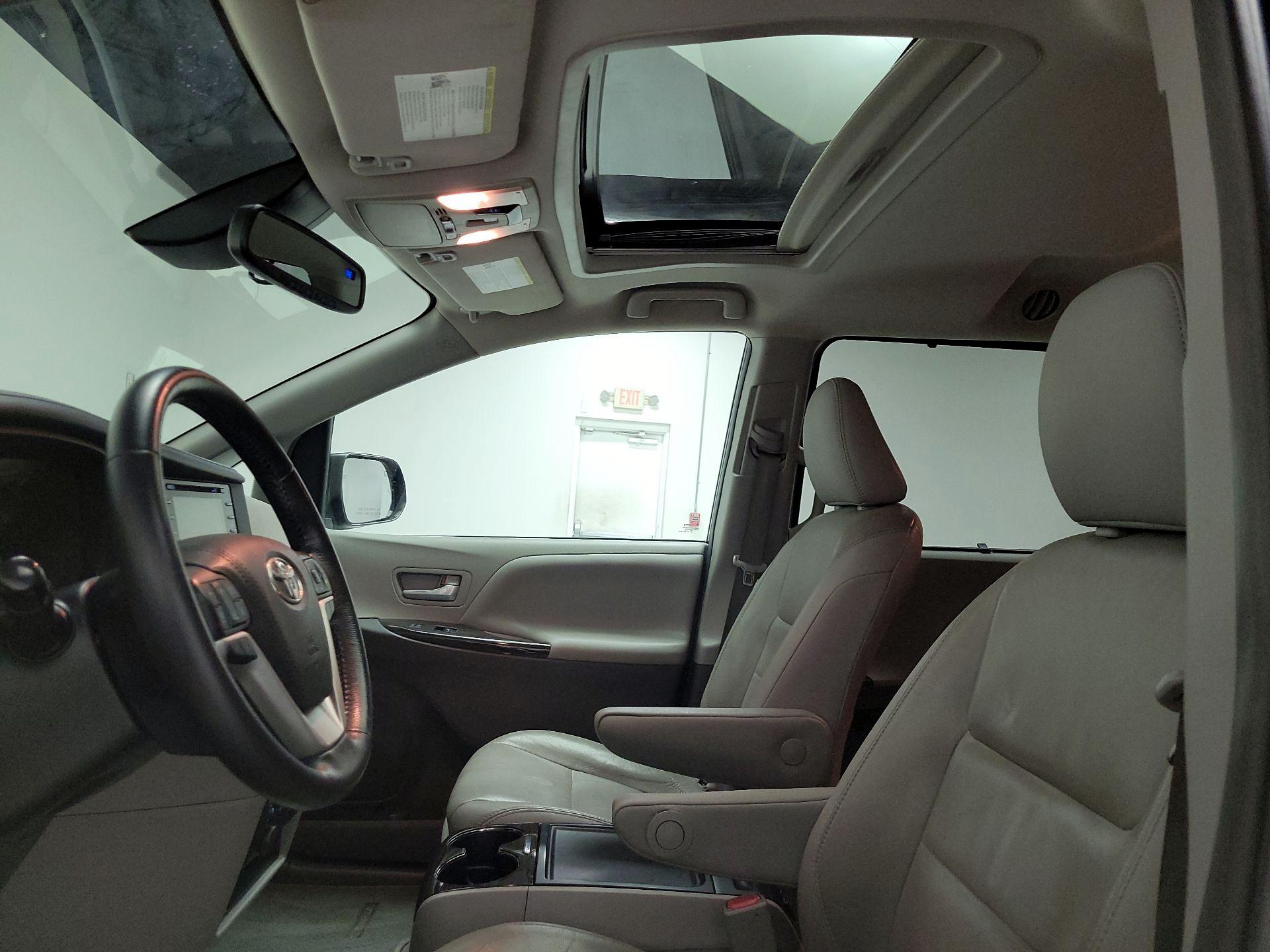 Thumbnail: 2018 Toyota Sienna - 19