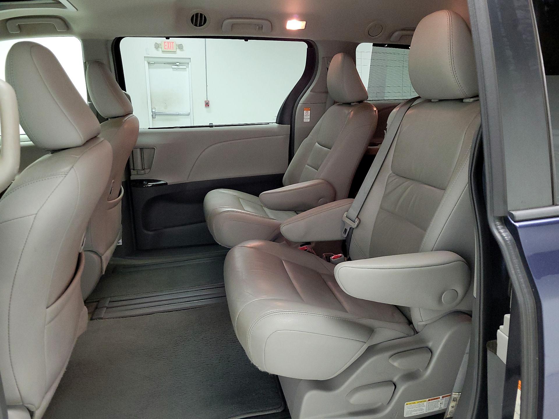 Thumbnail: 2018 Toyota Sienna - 20