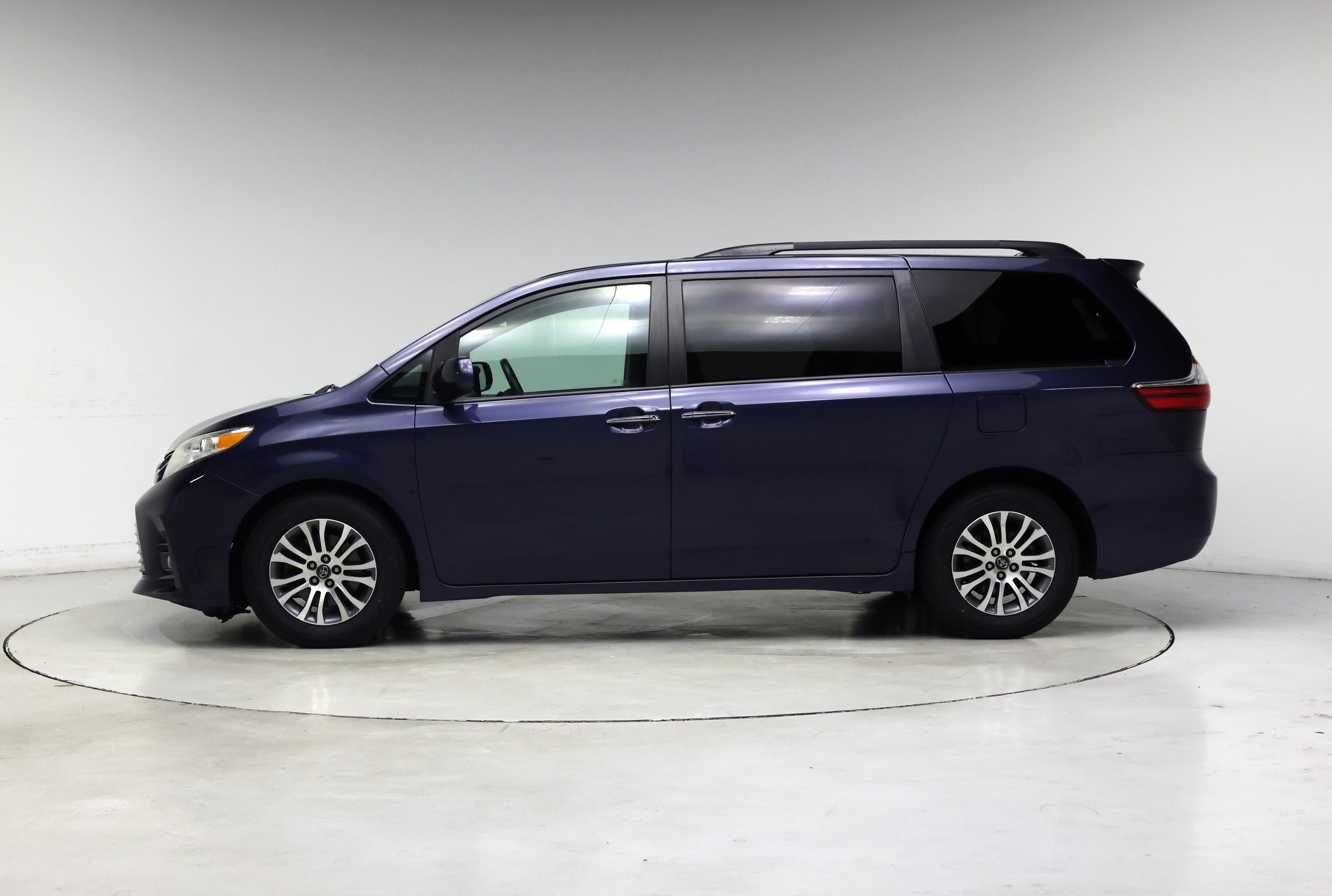 Thumbnail: 2018 Toyota Sienna - 3