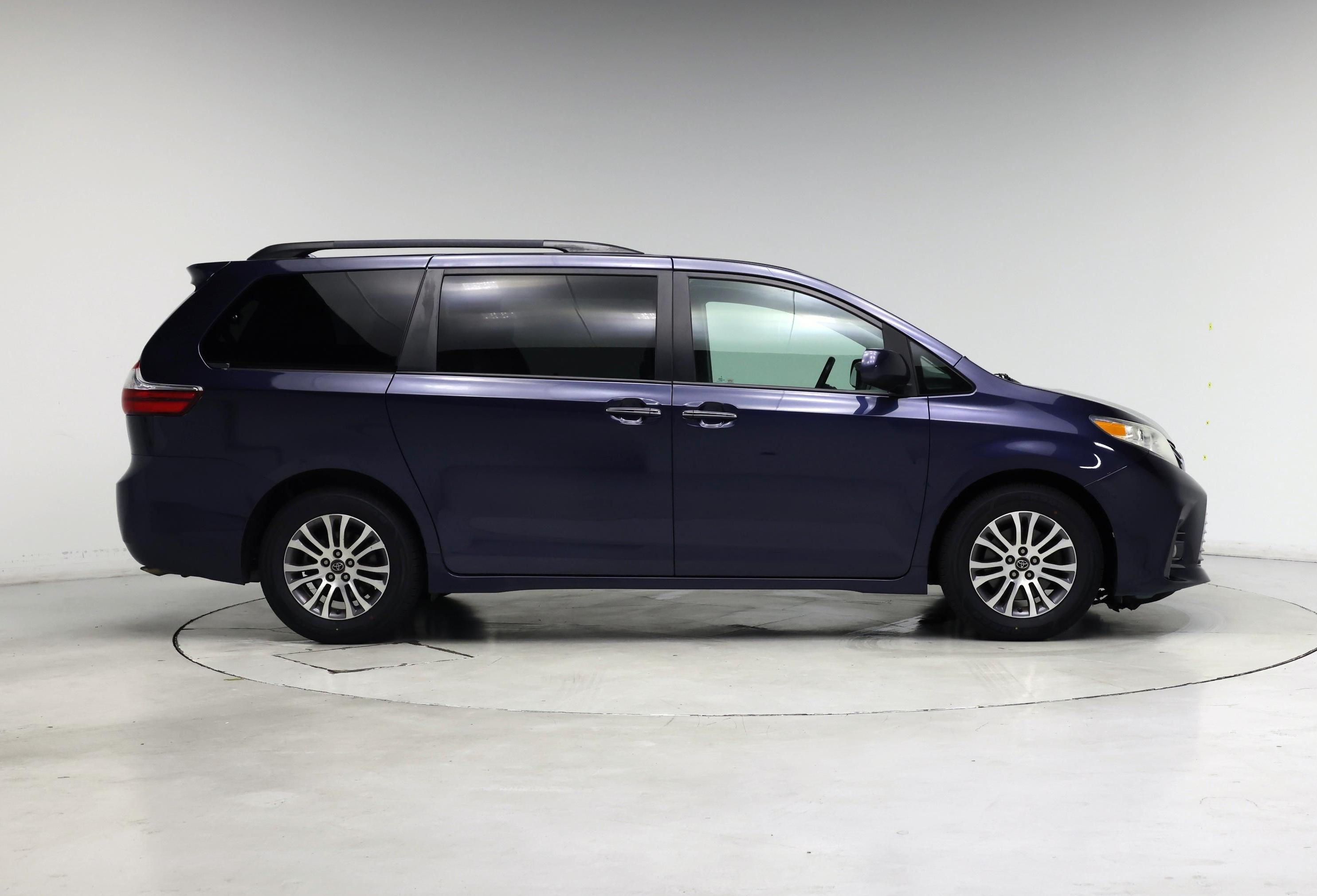 Thumbnail: 2018 Toyota Sienna - 7