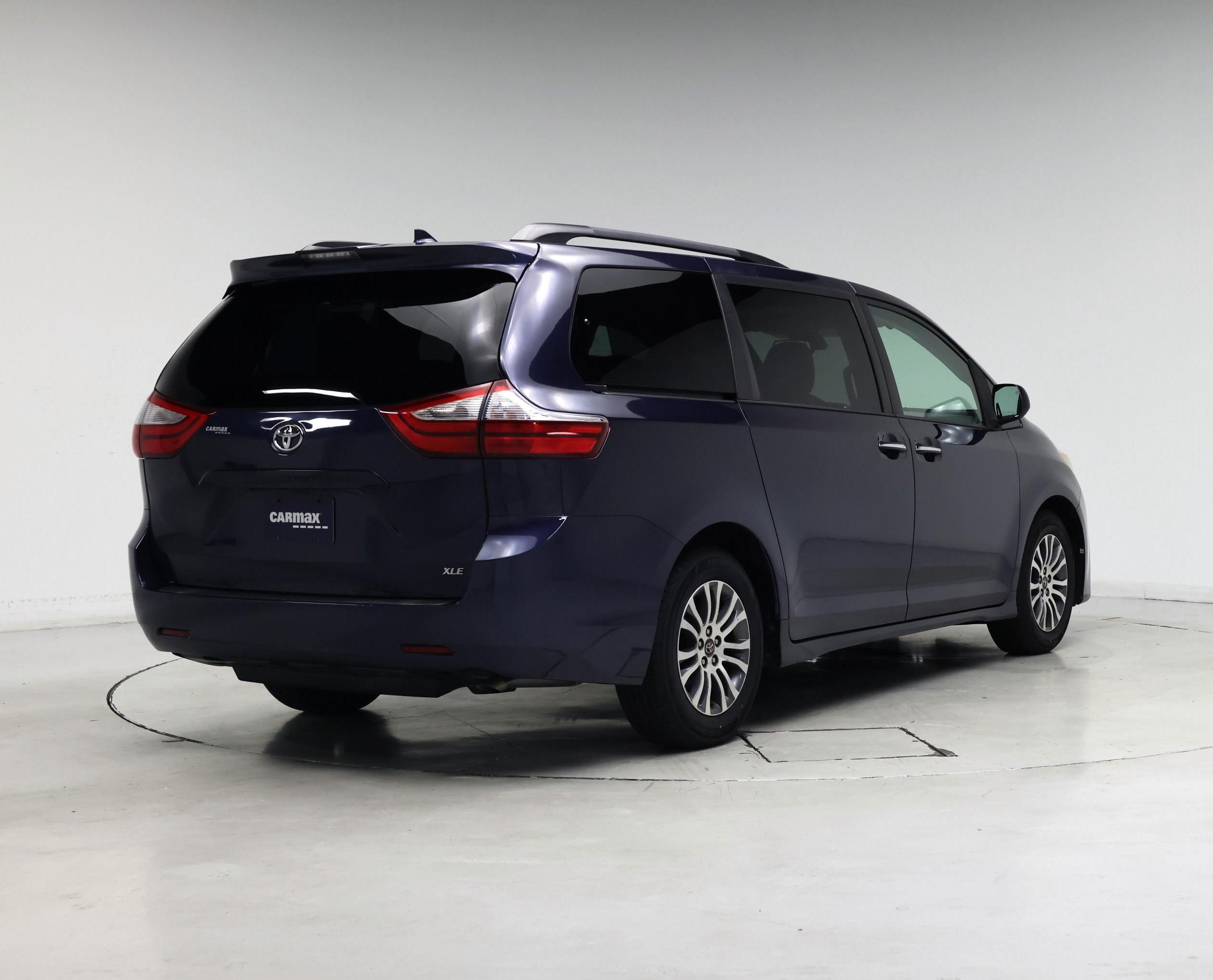 Thumbnail: 2018 Toyota Sienna - 8