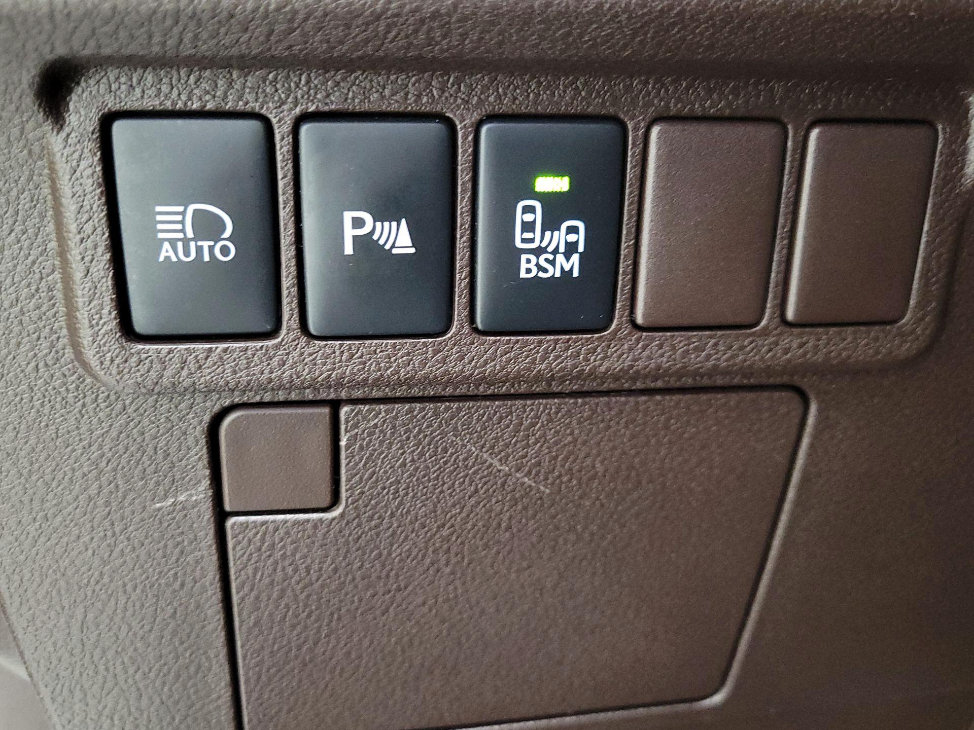 Thumbnail: 2018 Lexus ES - 13