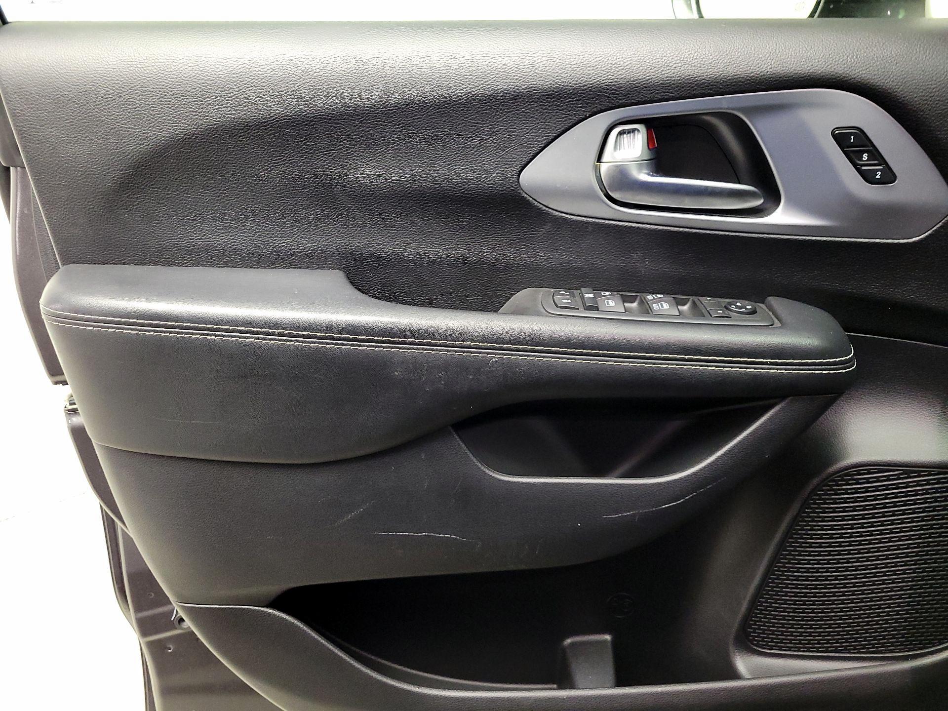 Thumbnail: 2020 Chrysler Pacifica - 12