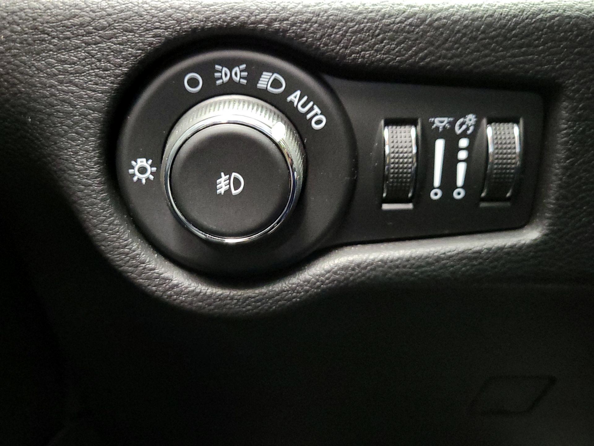 Thumbnail: 2020 Chrysler Pacifica - 13