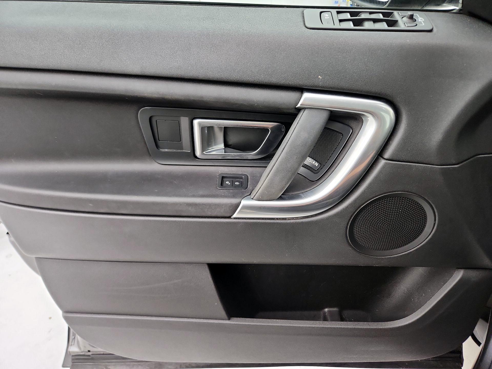 Thumbnail: 2017 Land Rover Discovery Sport - 12