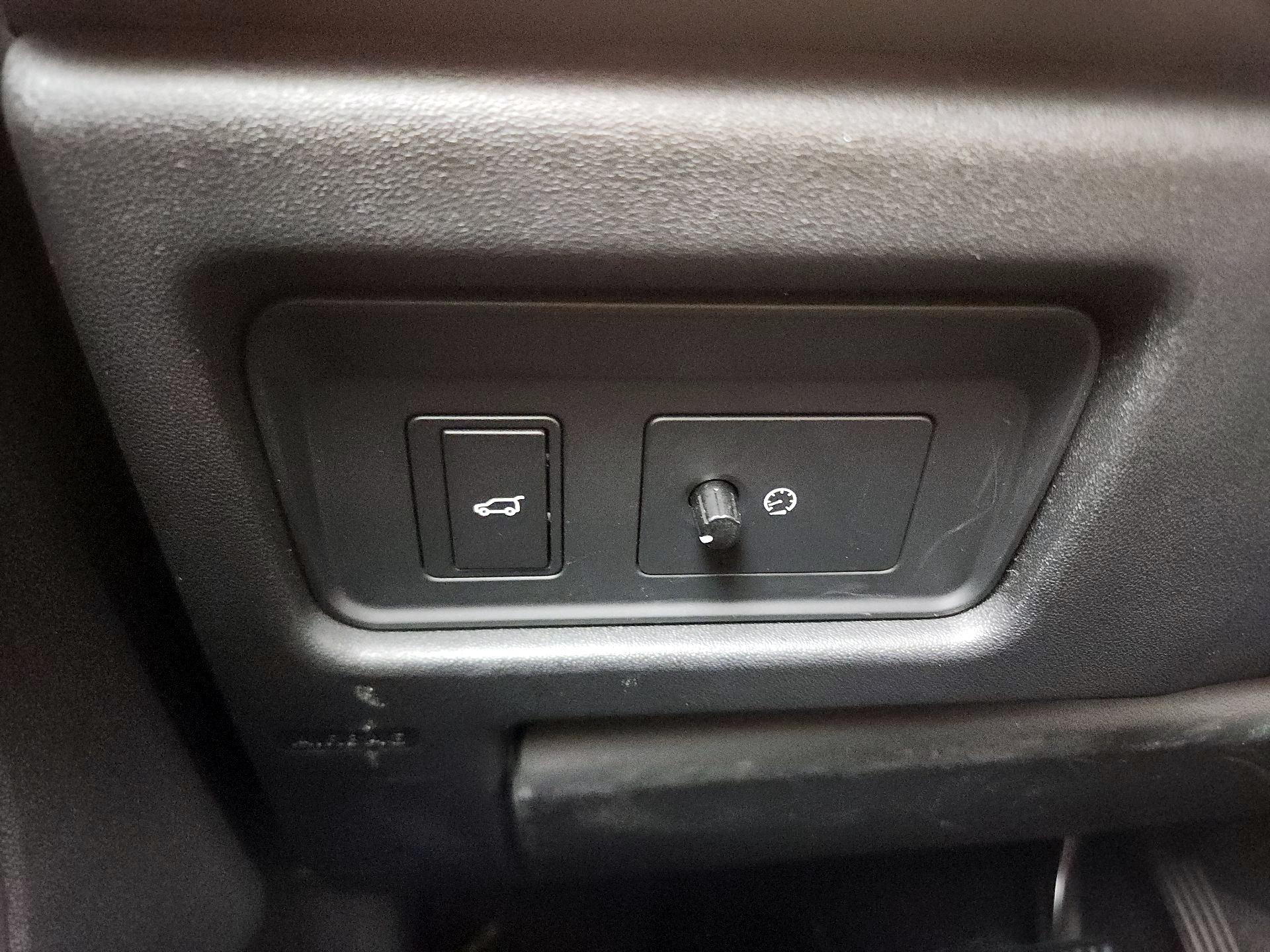 Thumbnail: 2017 Land Rover Discovery Sport - 13