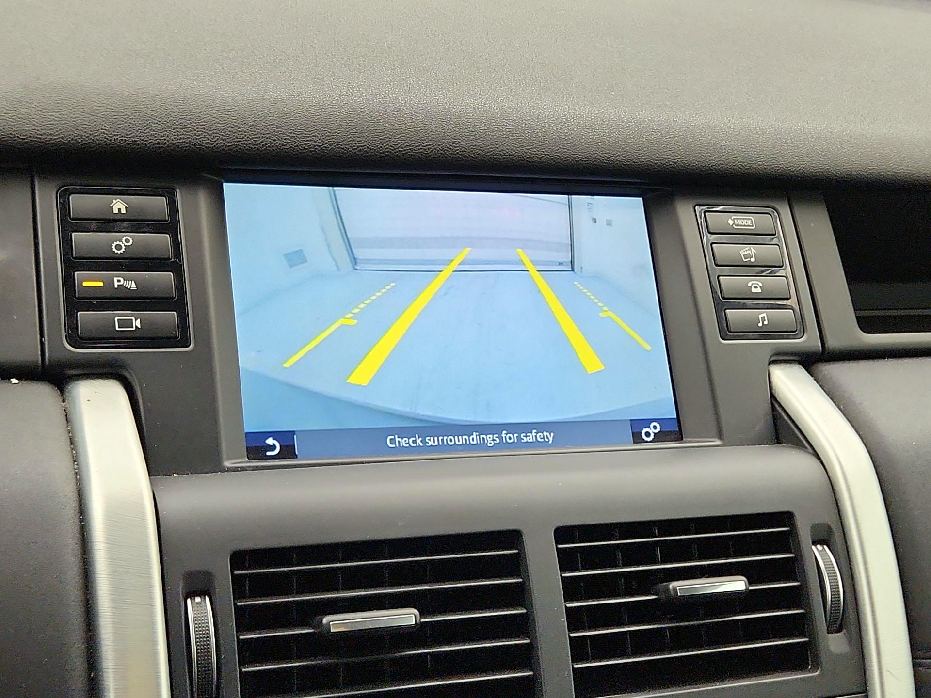 Thumbnail: 2017 Land Rover Discovery Sport - 14