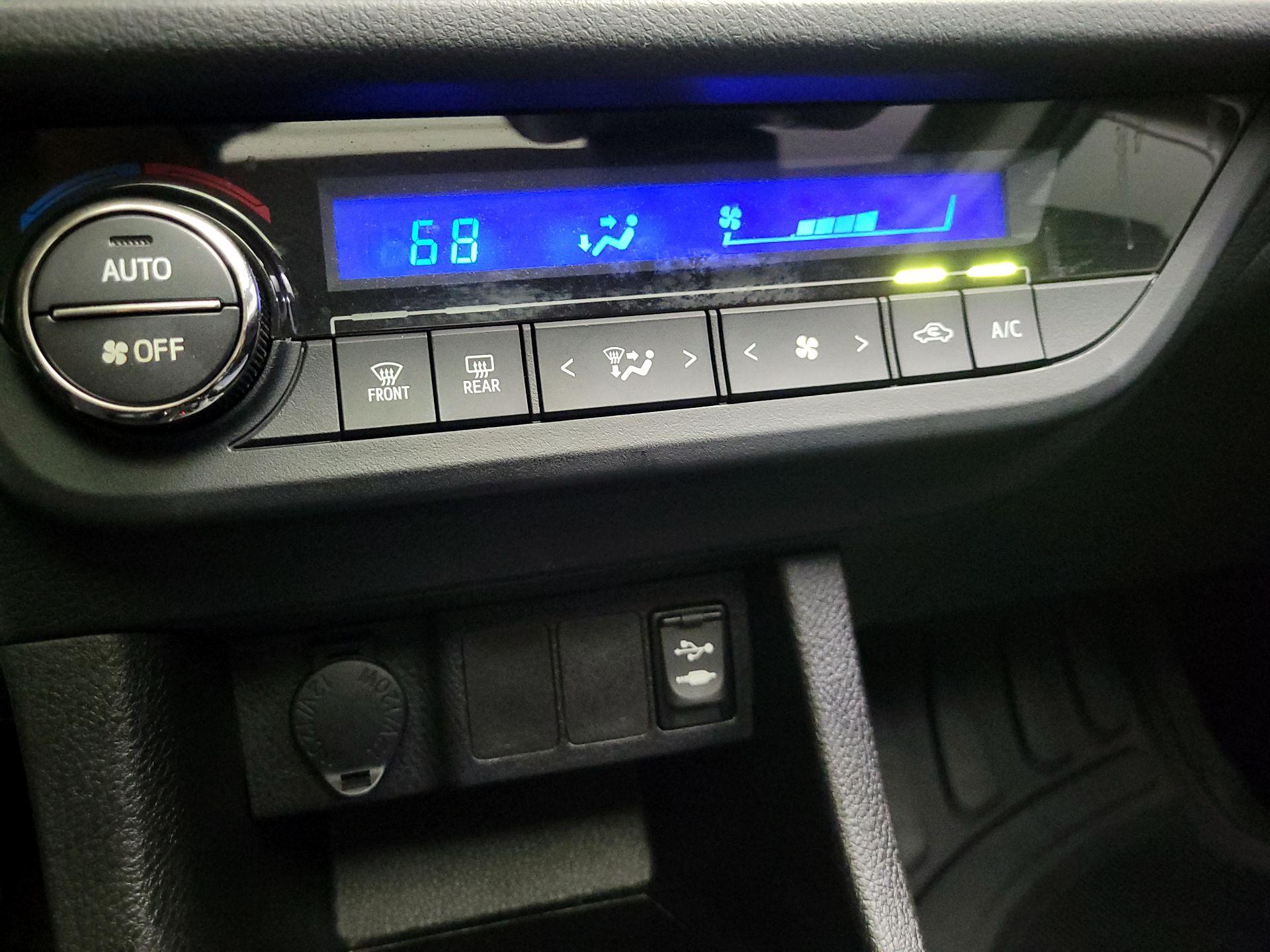 Thumbnail: 2015 Toyota Corolla - 16