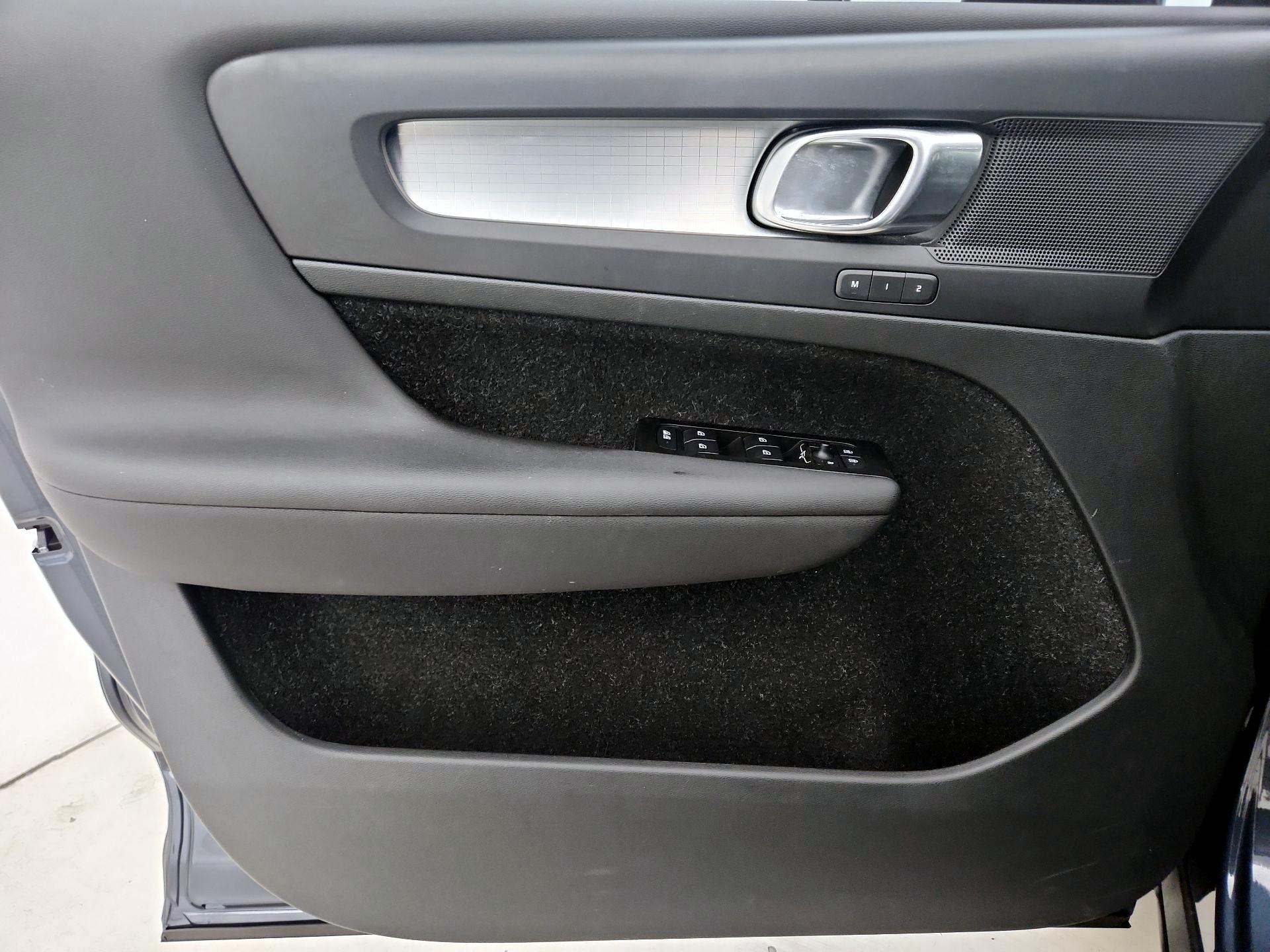 Thumbnail: 2021 Volvo XC40 - 12