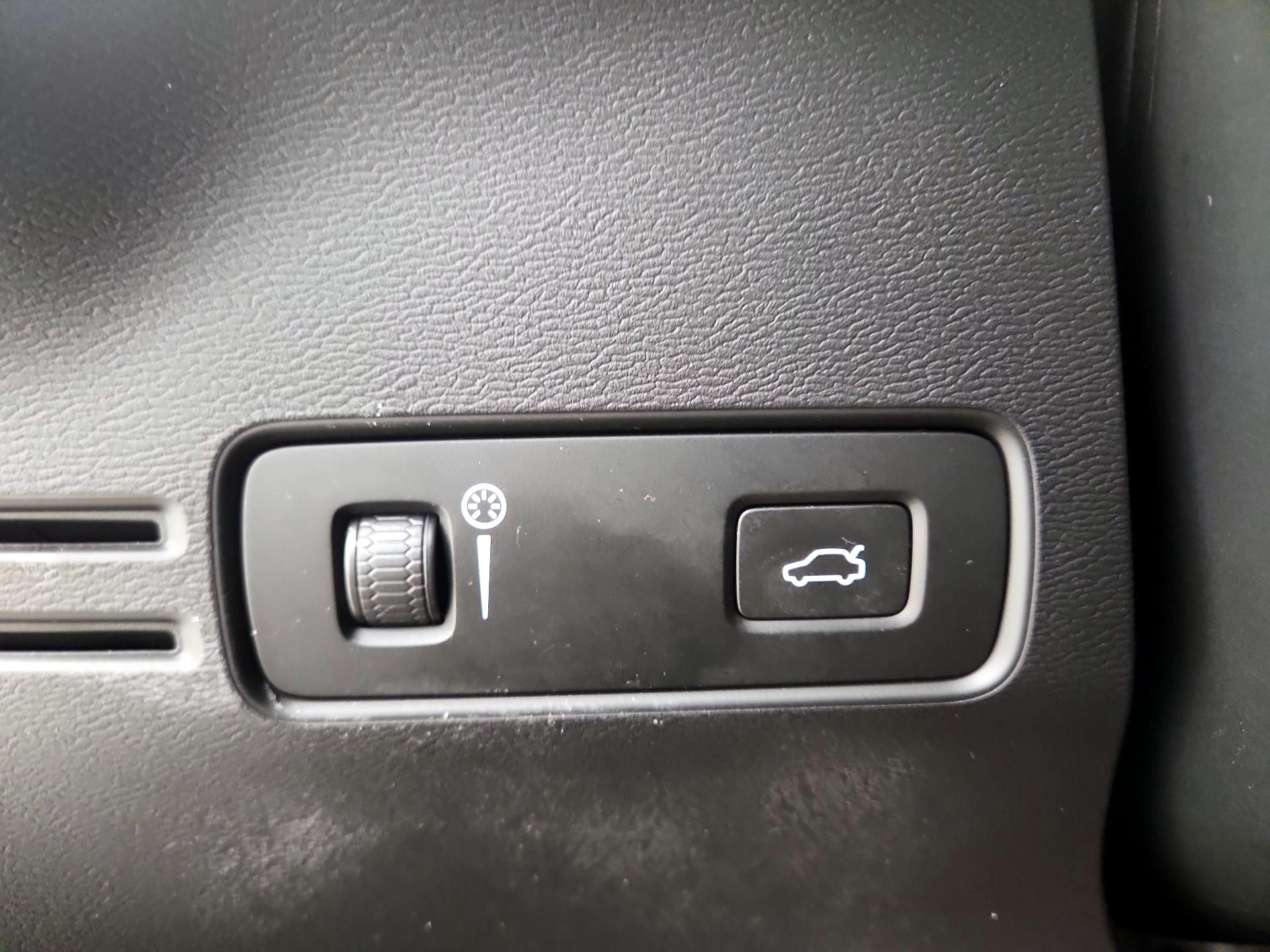 Thumbnail: 2021 Volvo XC40 - 13