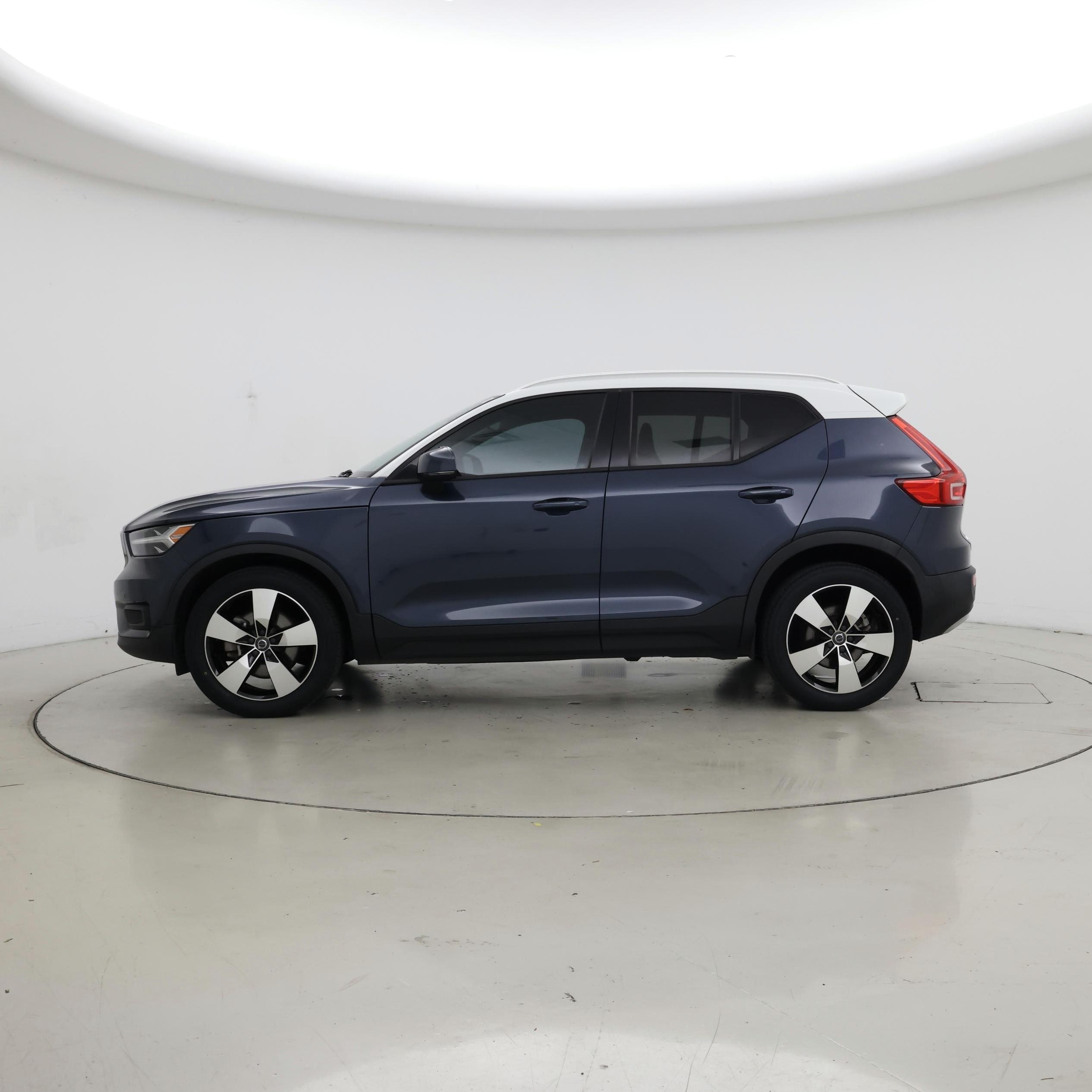 Thumbnail: 2021 Volvo XC40 - 3