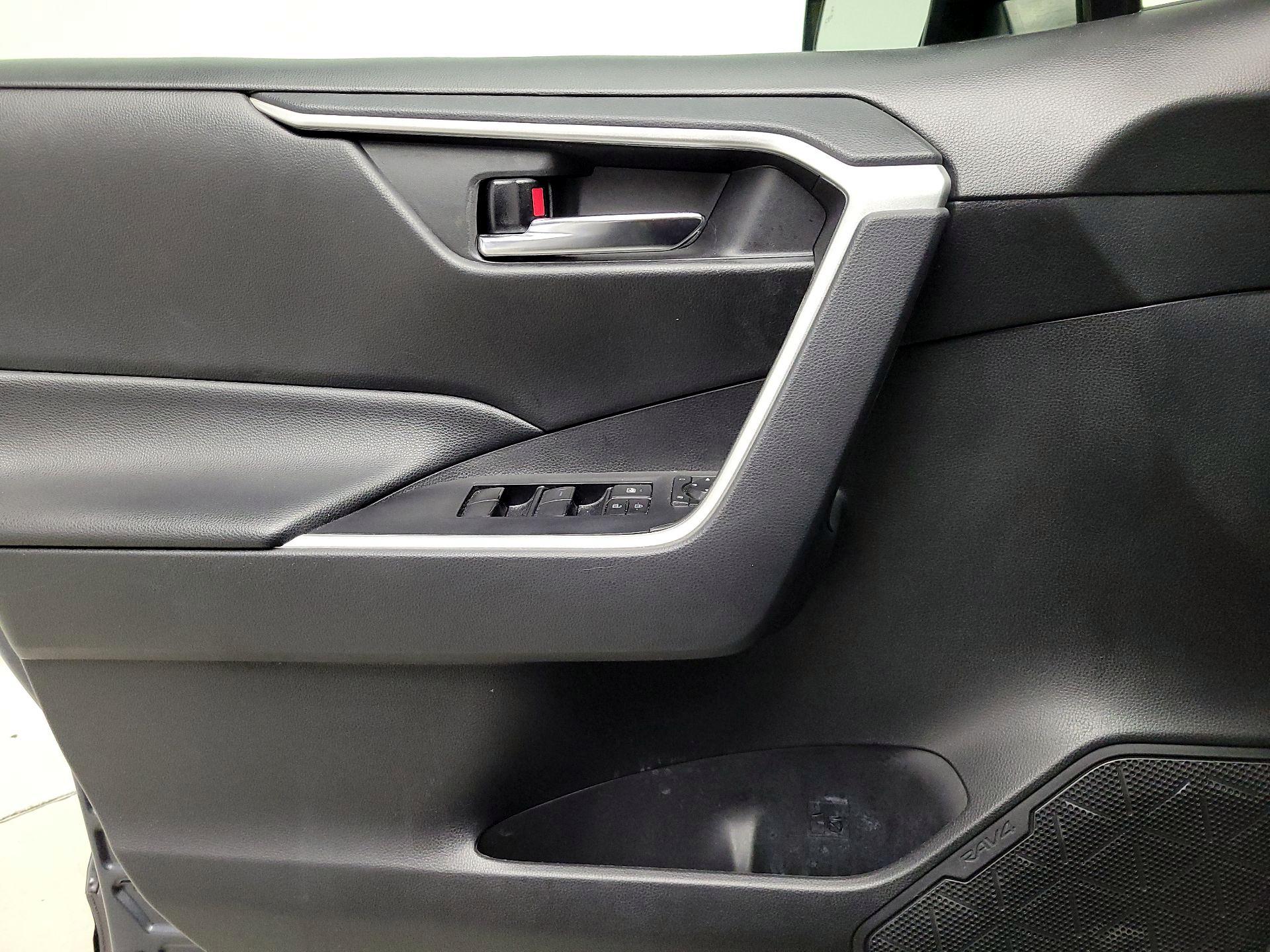 Thumbnail: 2021 Toyota RAV4 - 12