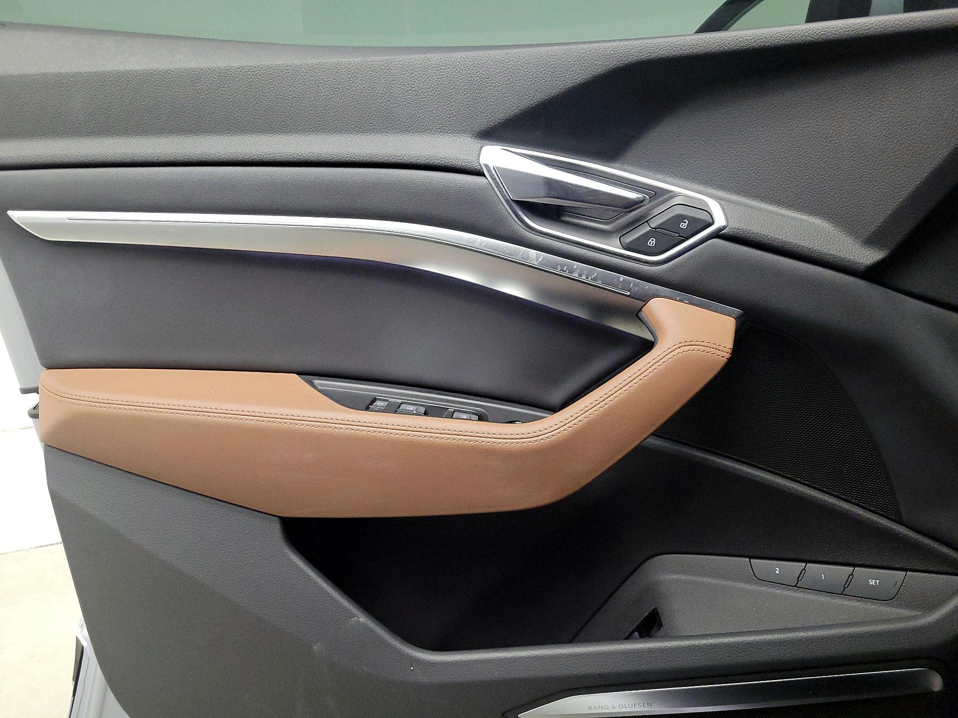 Thumbnail: 2022 Audi e-tron S - 12