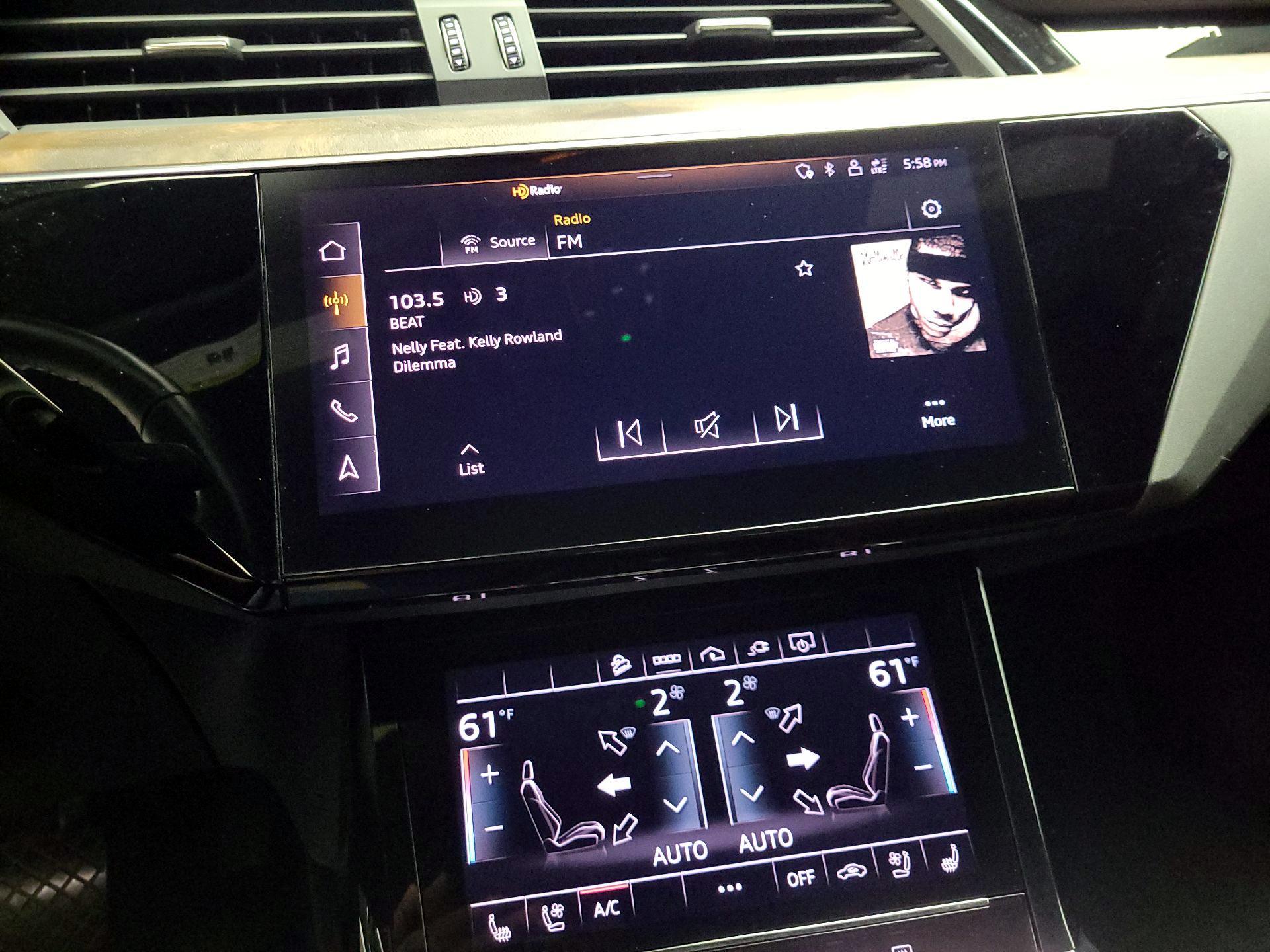 Thumbnail: 2022 Audi e-tron S - 16