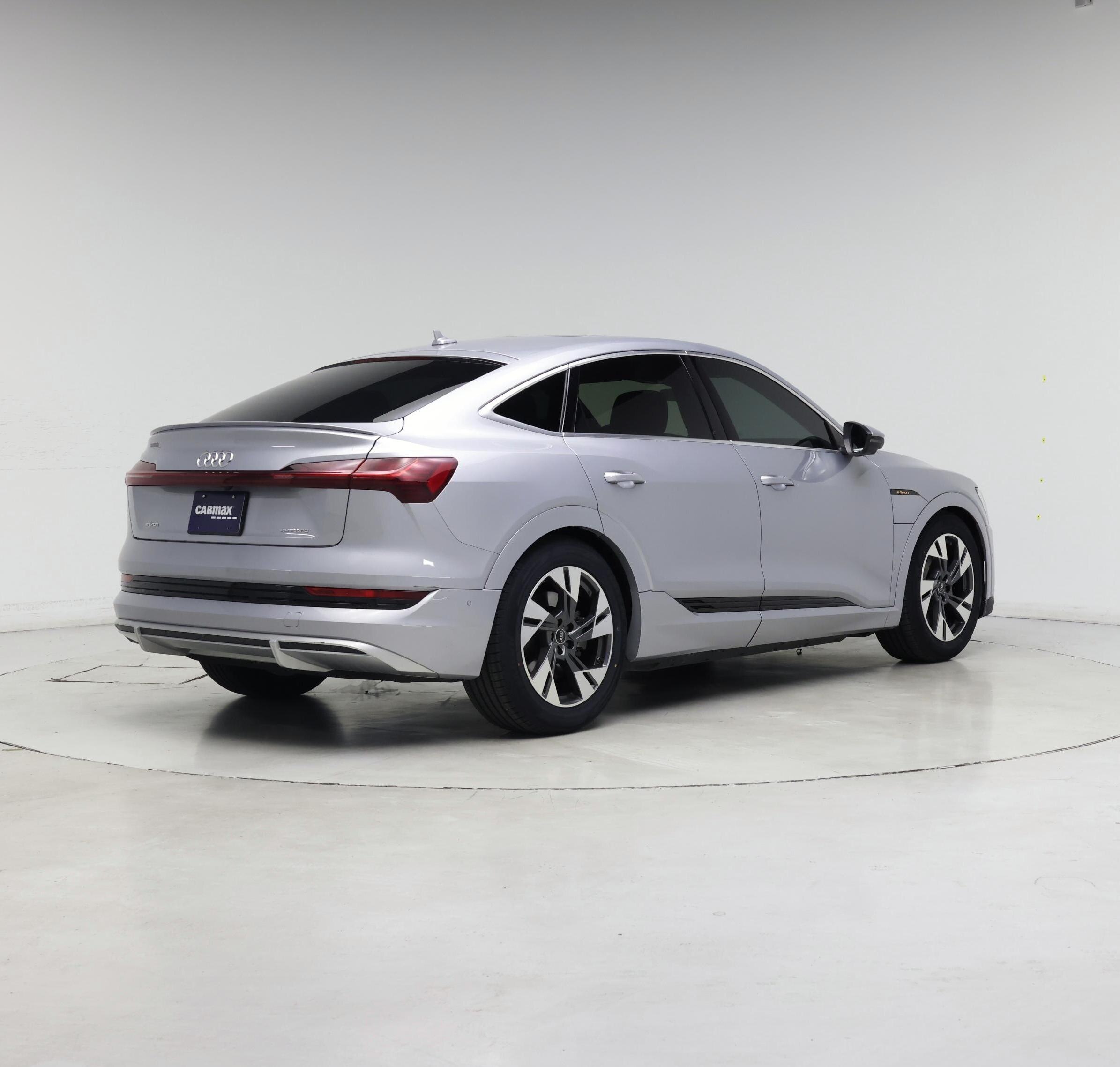 Thumbnail: 2022 Audi e-tron S - 8