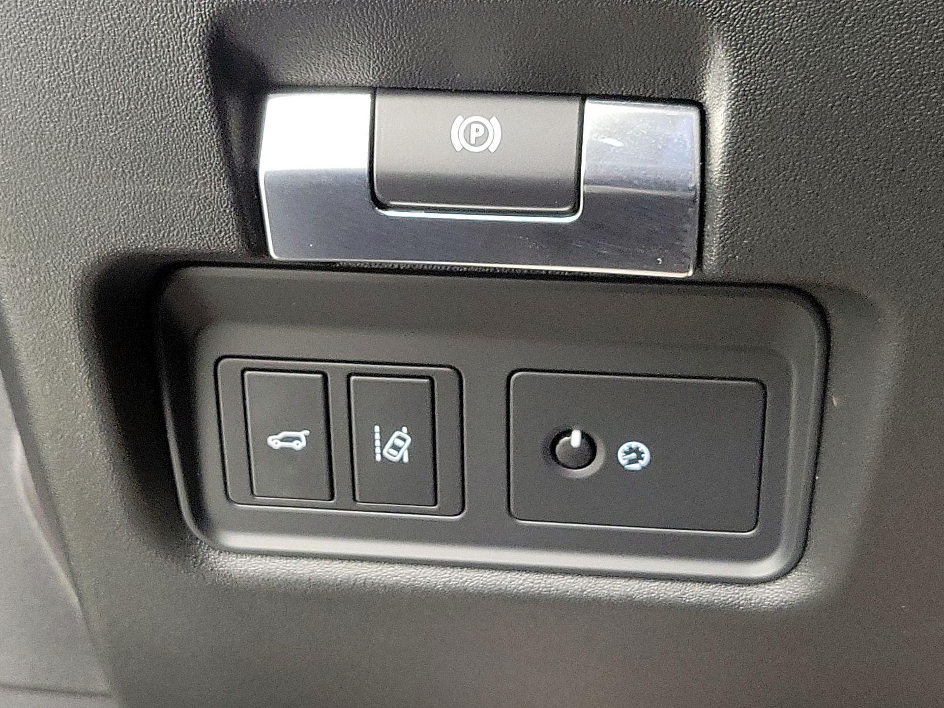 Thumbnail: 2018 Jaguar E-Pace - 13