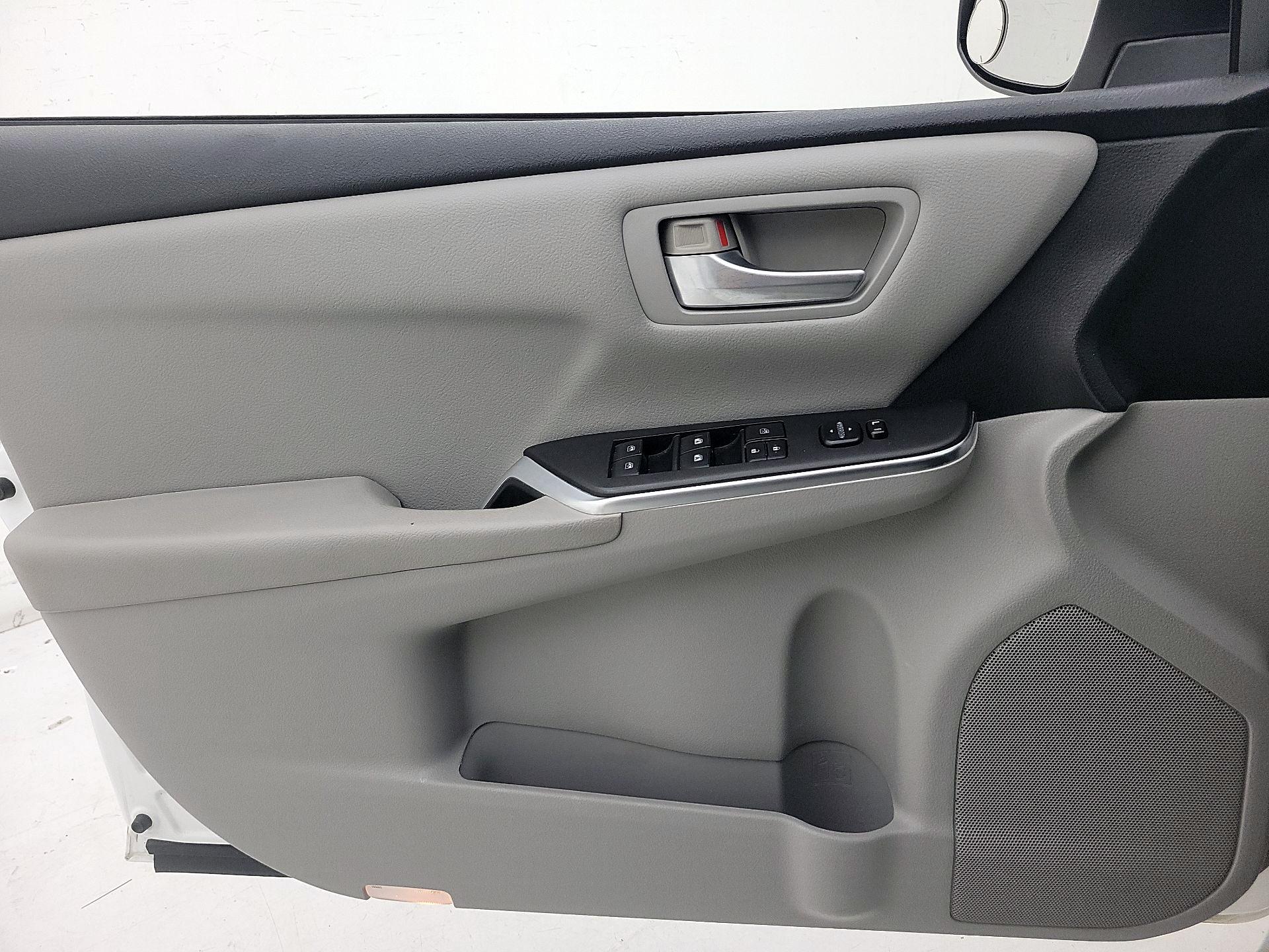 Thumbnail: 2016 Toyota Camry - 12