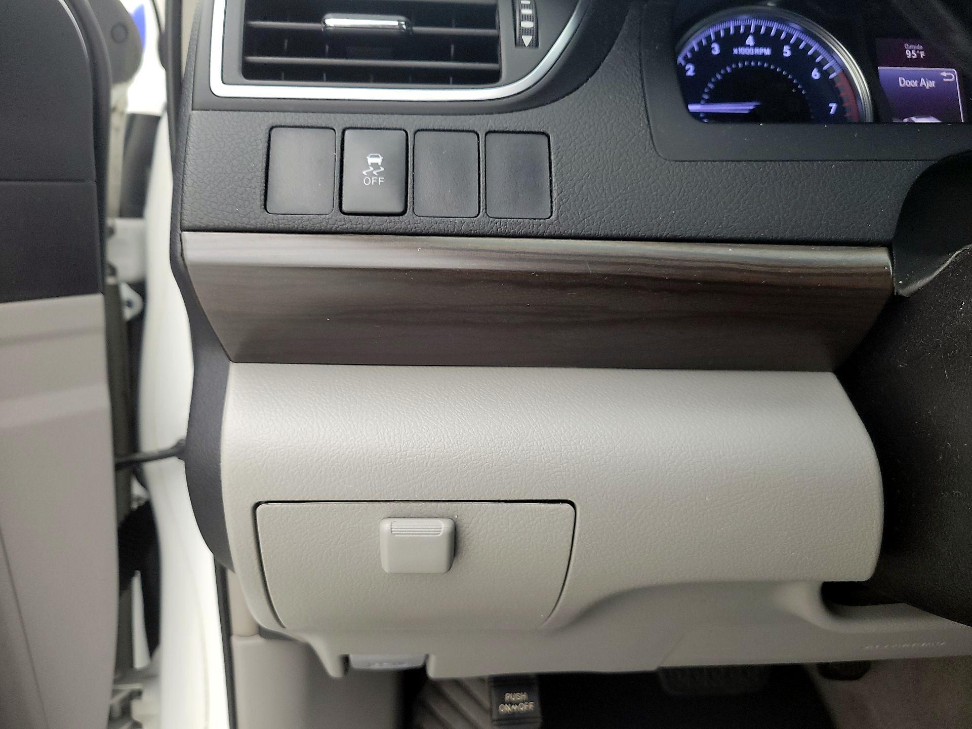 Thumbnail: 2016 Toyota Camry - 13