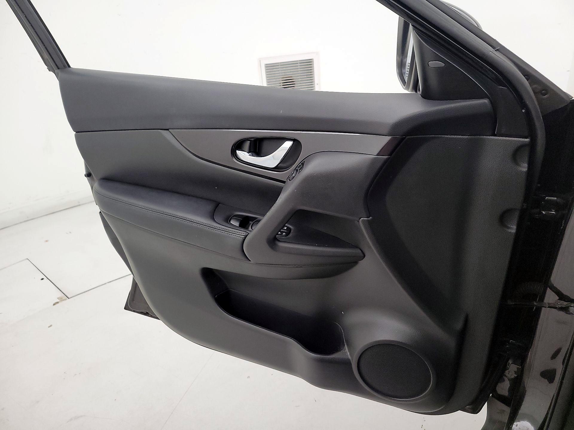 Thumbnail: 2018 Nissan Rogue - 12