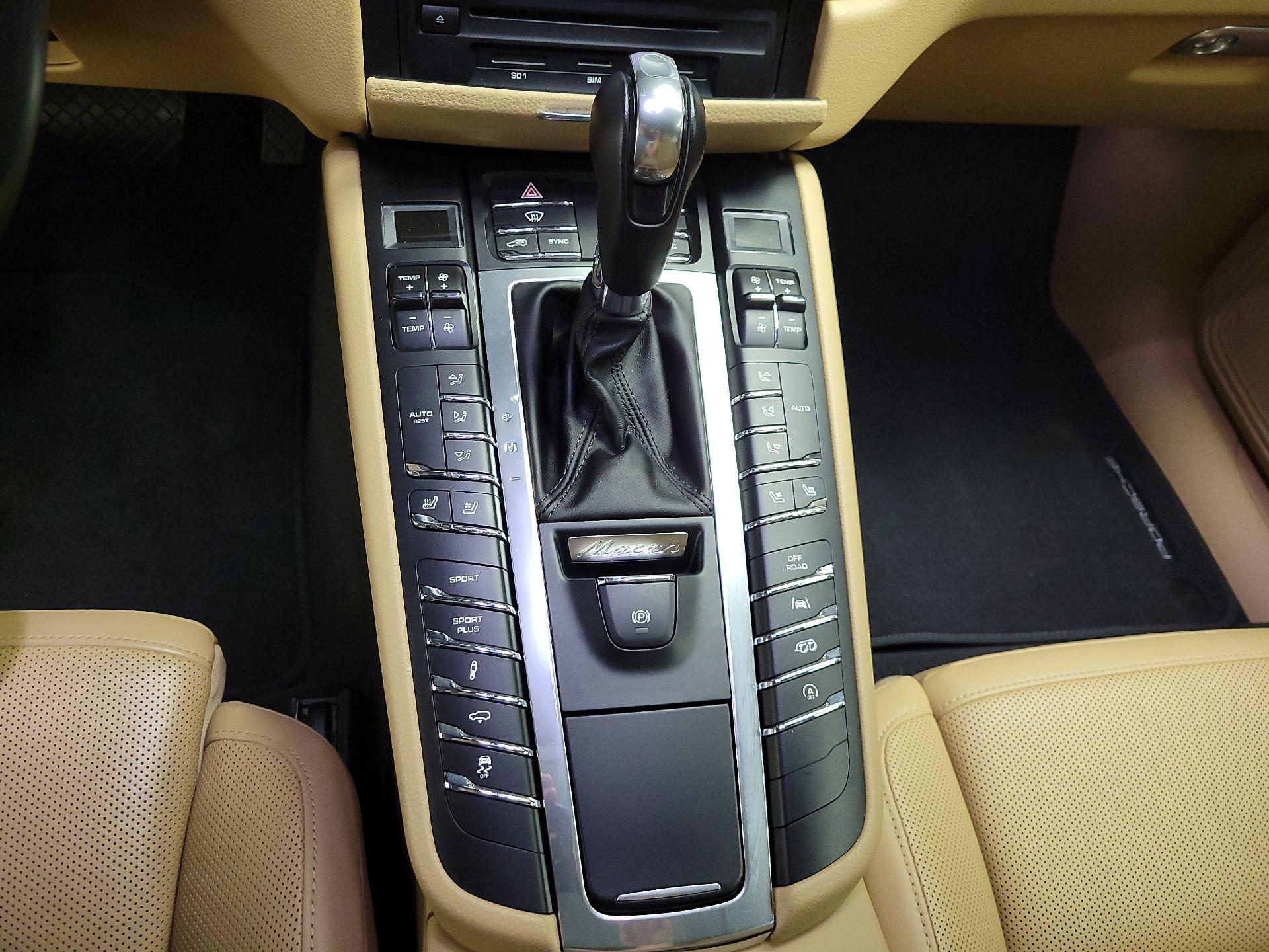 Thumbnail: 2018 Porsche Macan - 18