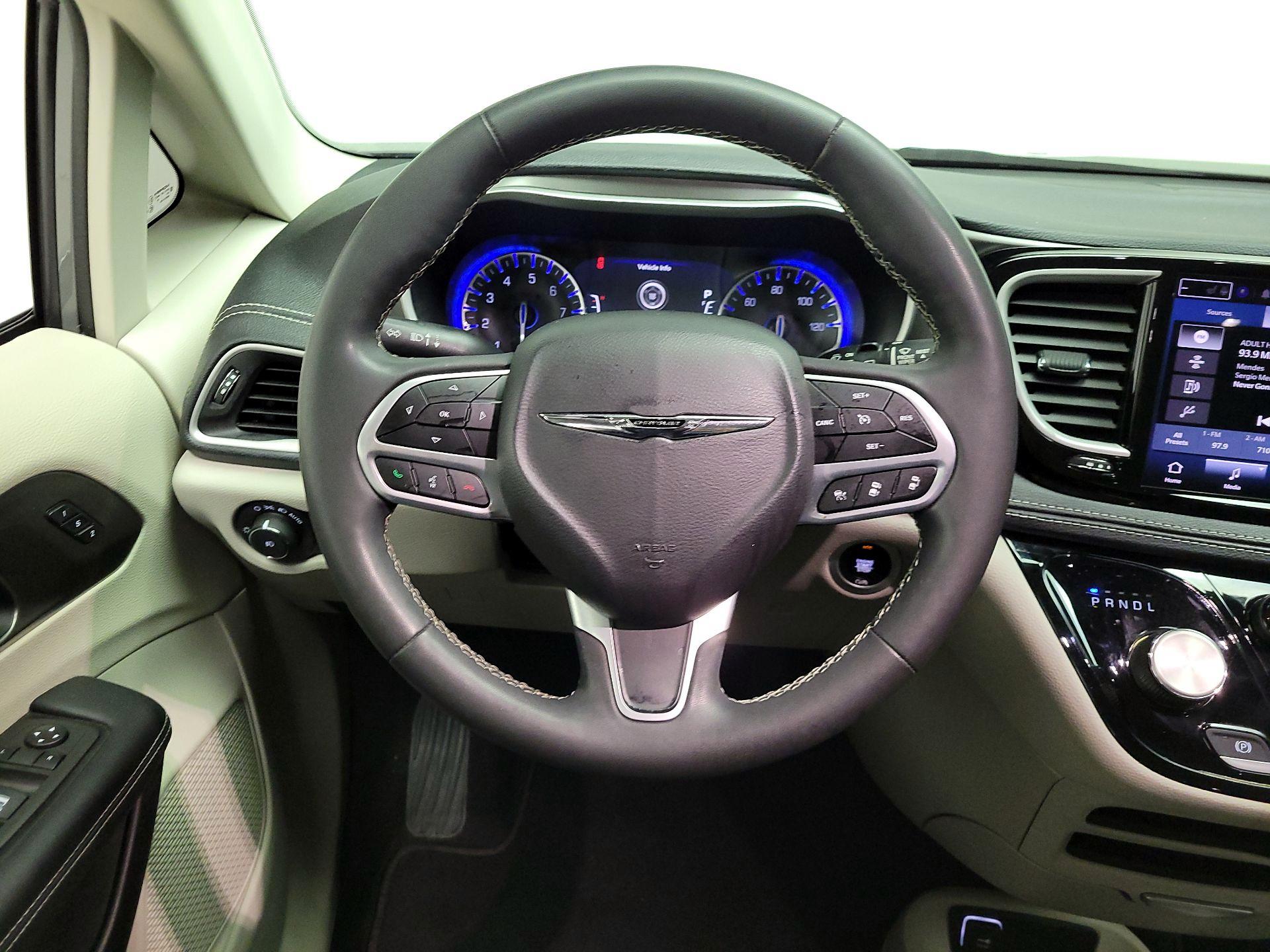 Thumbnail: 2023 Chrysler Pacifica - 10