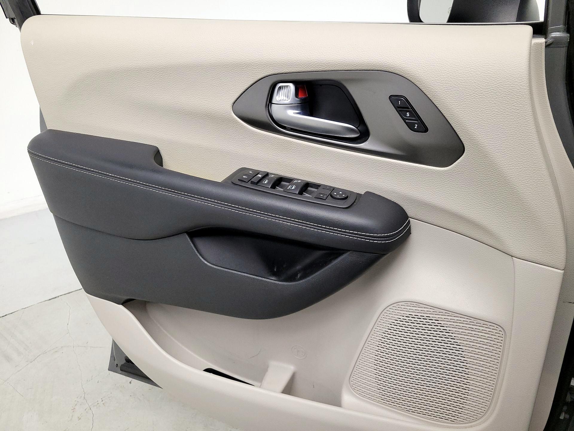 Thumbnail: 2023 Chrysler Pacifica - 12