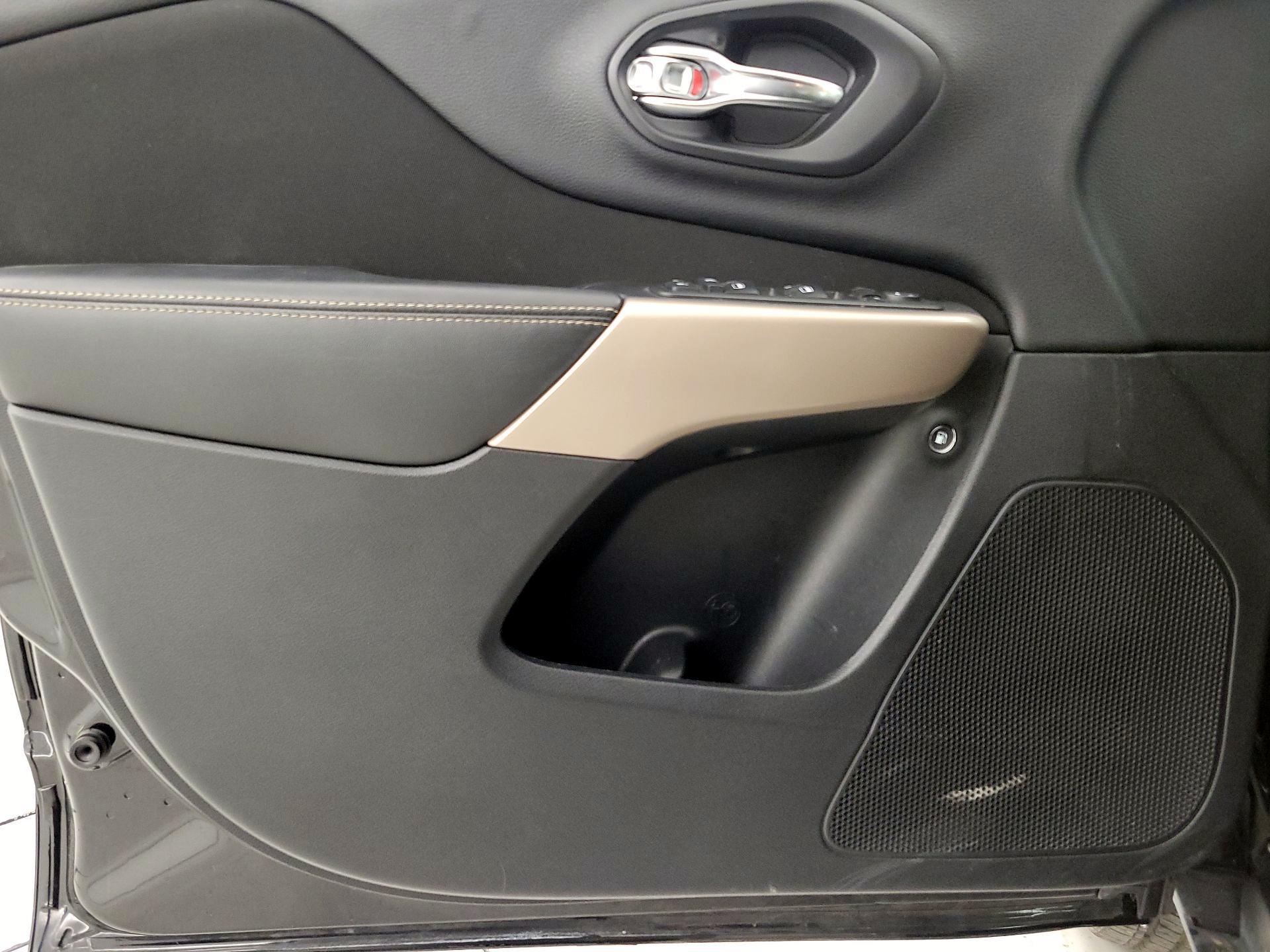 Thumbnail: 2018 Jeep Cherokee - 12