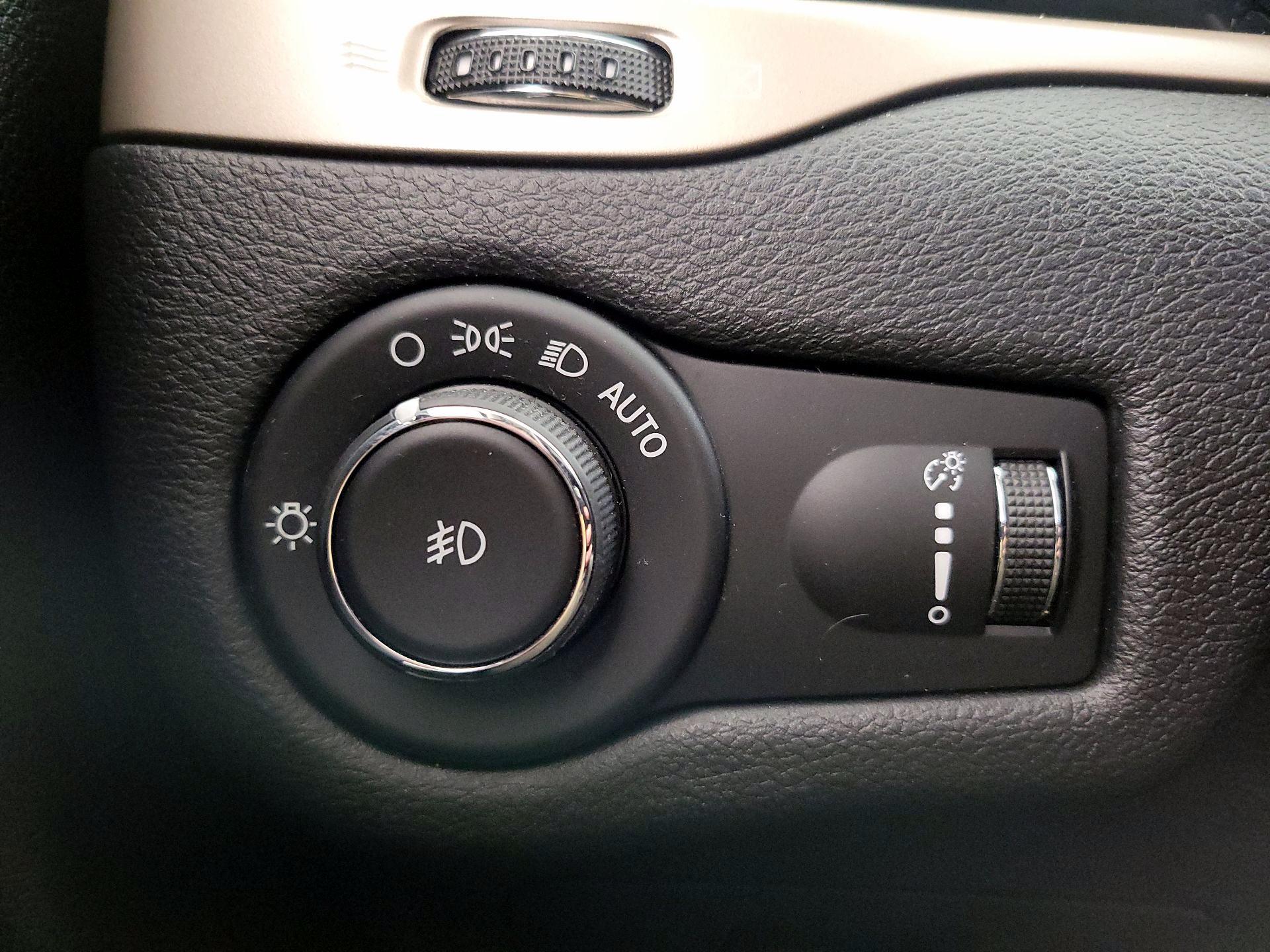 Thumbnail: 2018 Jeep Cherokee - 13