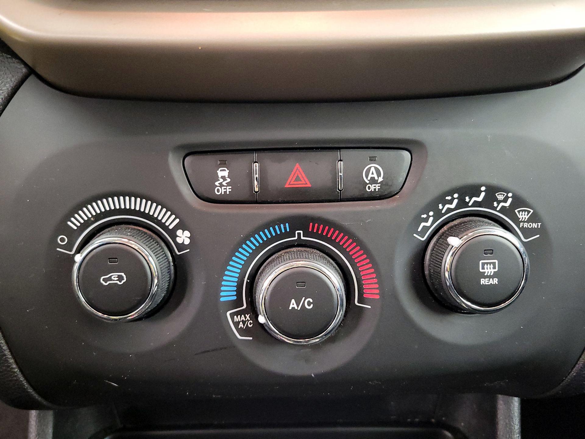 Thumbnail: 2018 Jeep Cherokee - 16