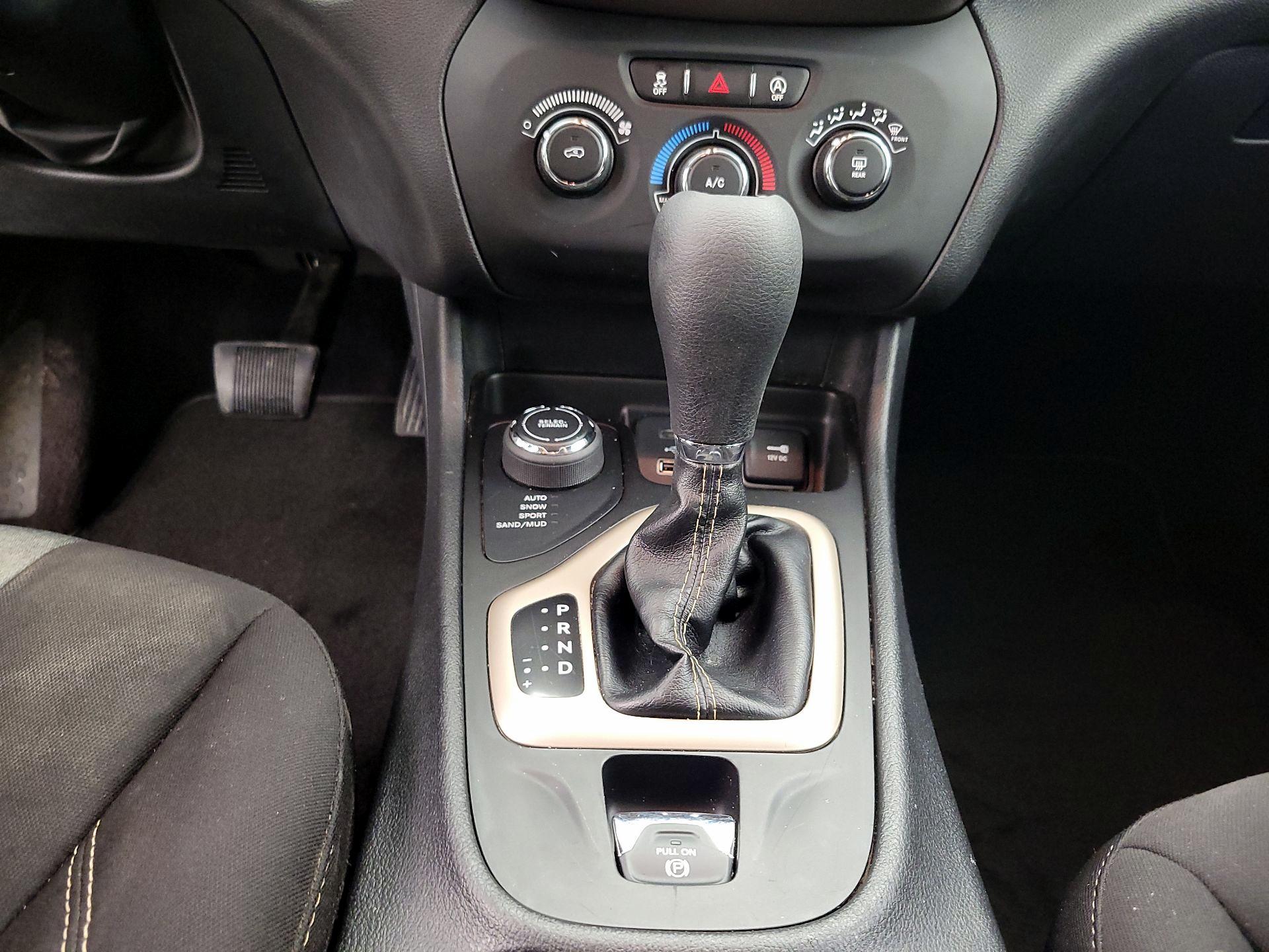 Thumbnail: 2018 Jeep Cherokee - 17