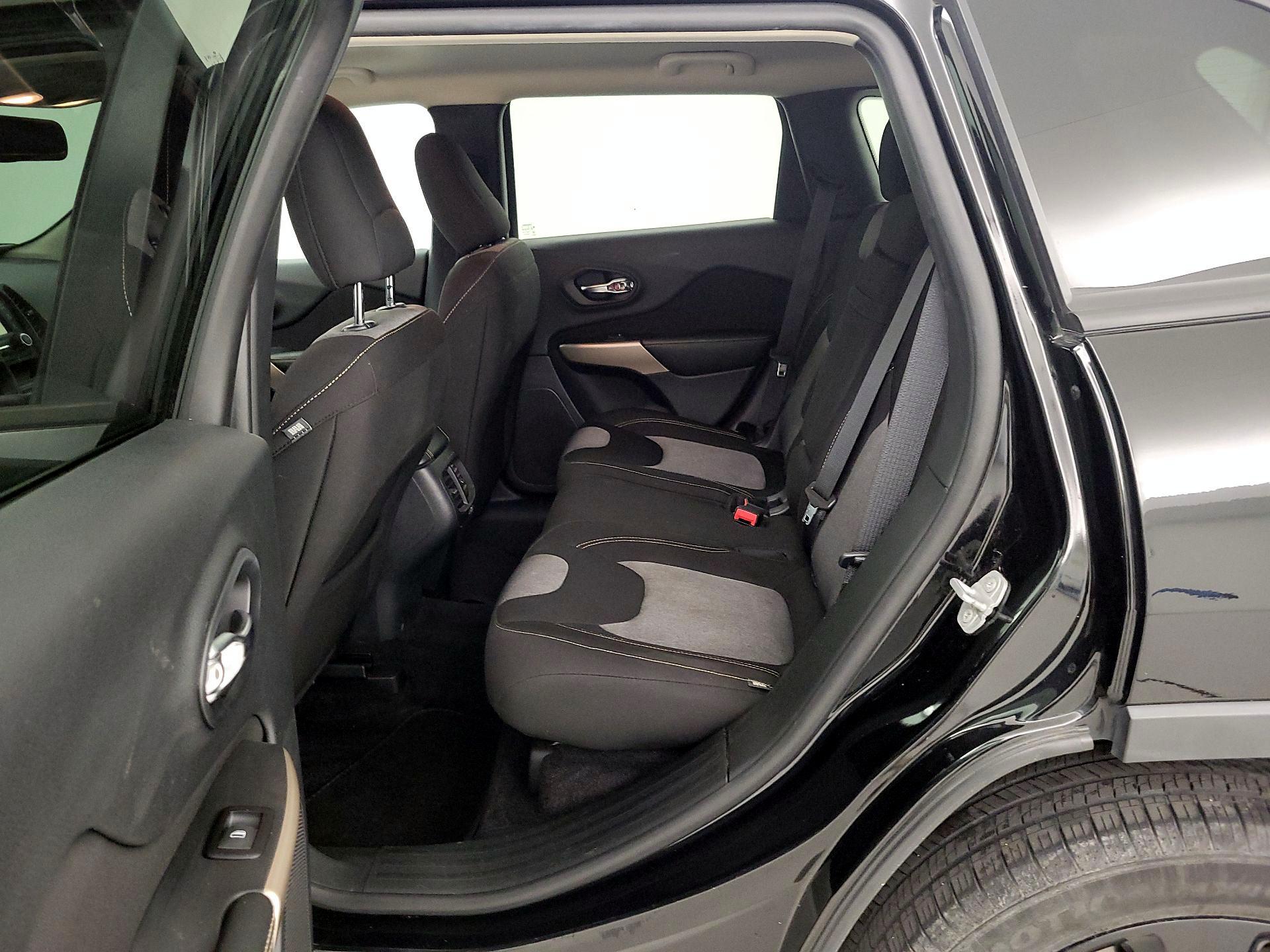 Thumbnail: 2018 Jeep Cherokee - 19