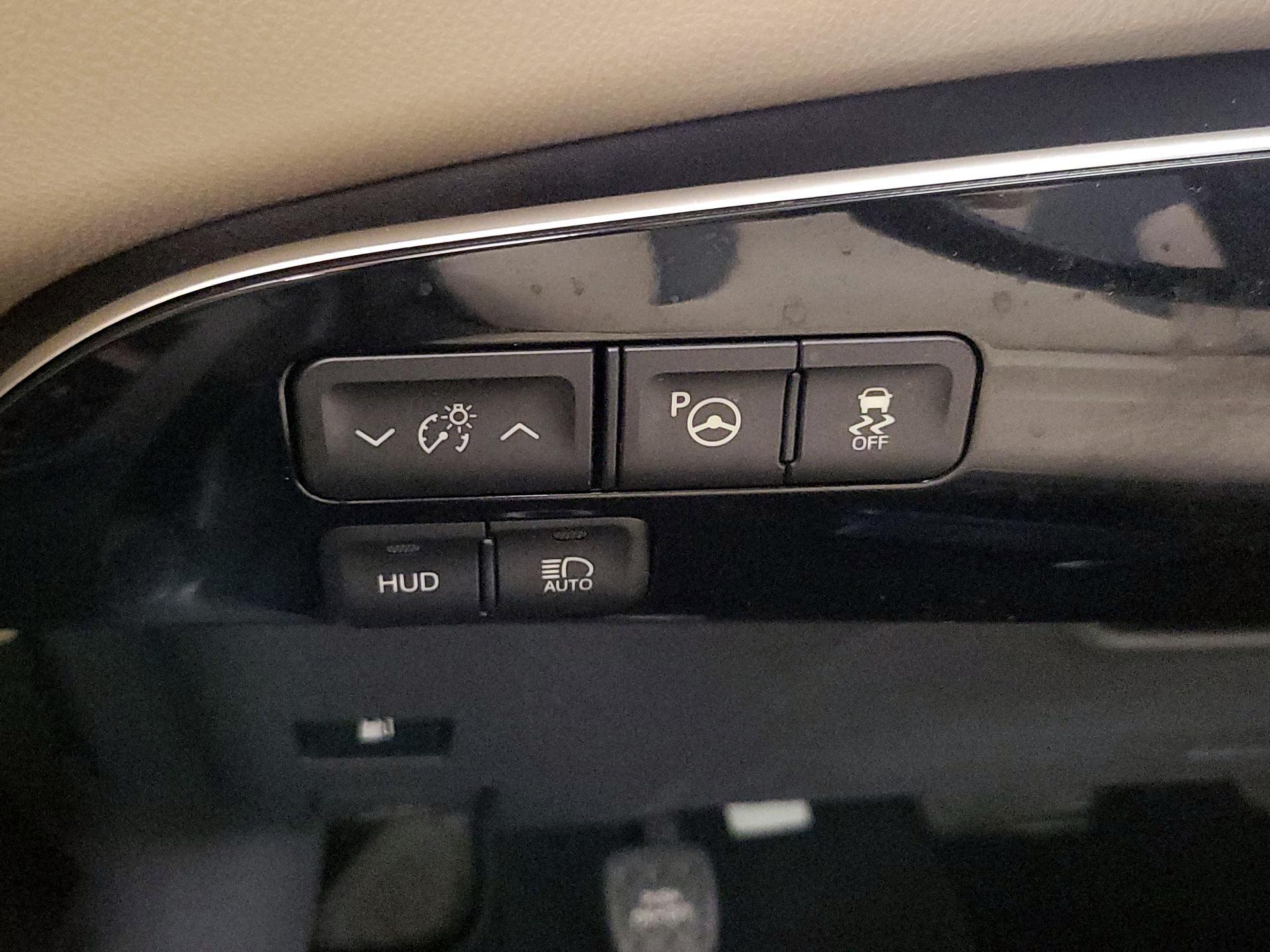 Thumbnail: 2016 Toyota Prius - 13