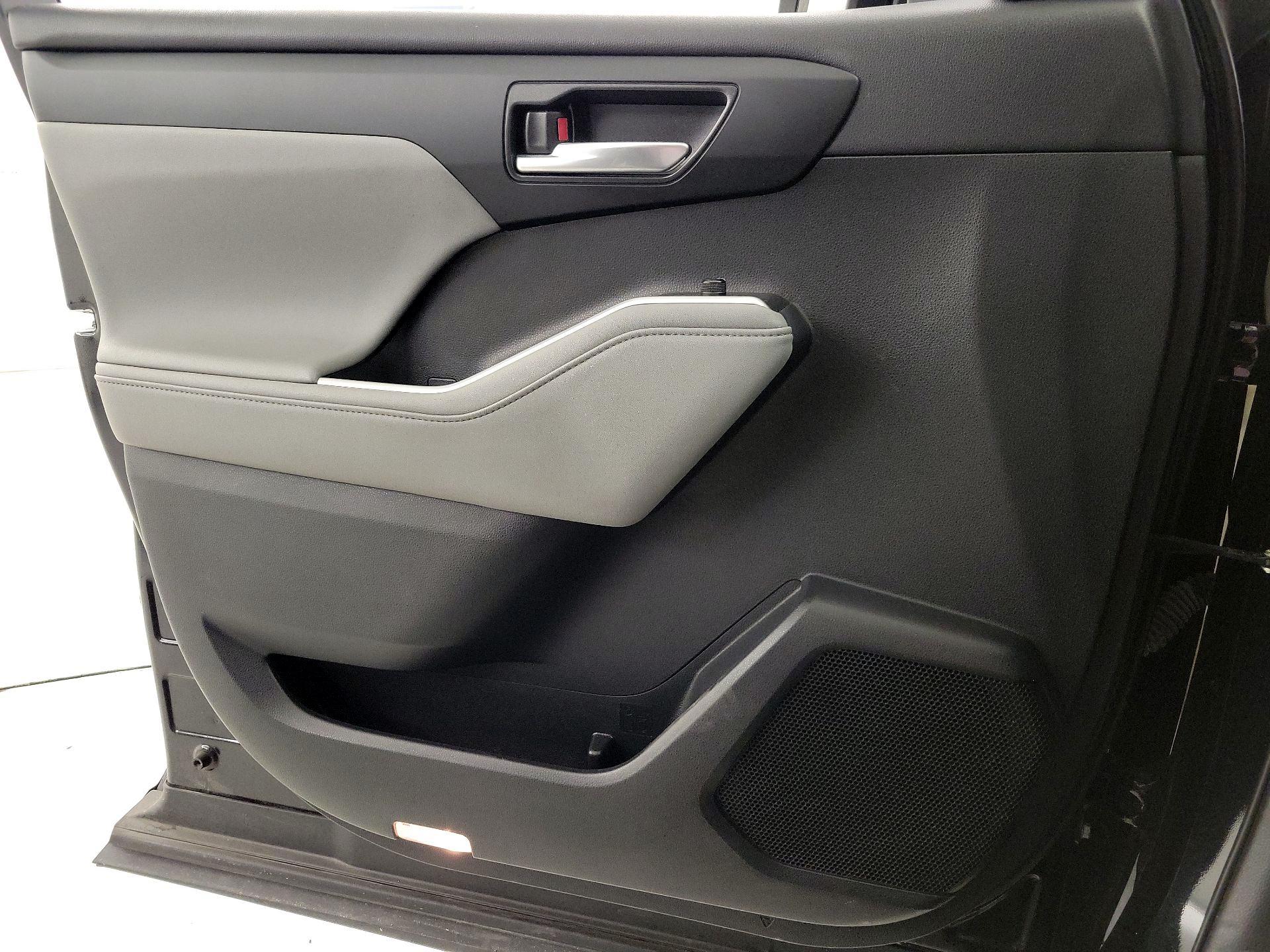 Thumbnail: 2023 Toyota Highlander - 12