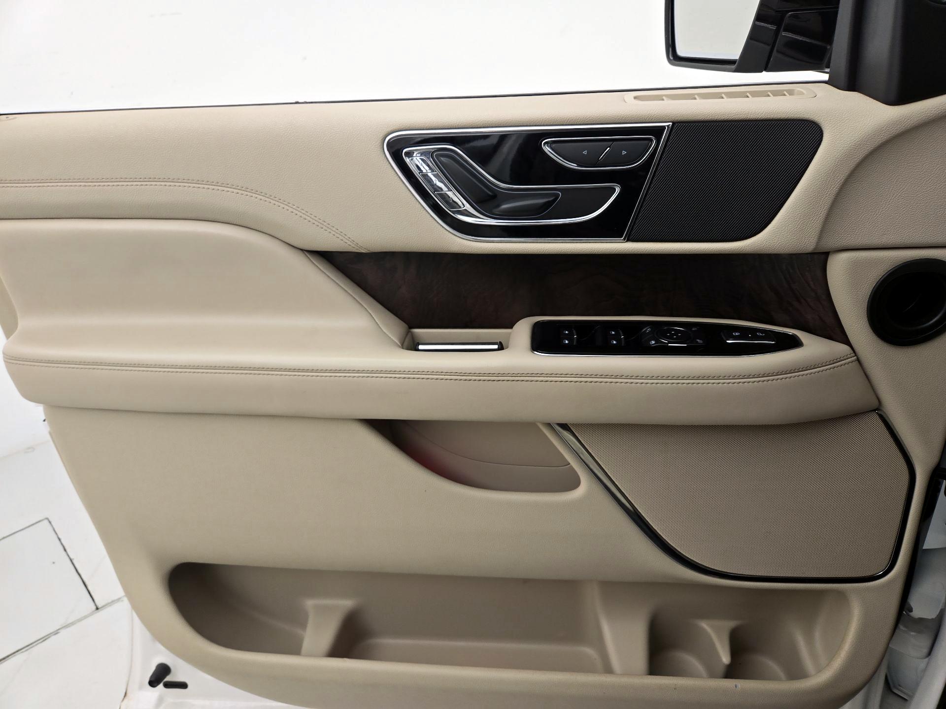 Thumbnail: 2020 Lincoln Navigator - 12