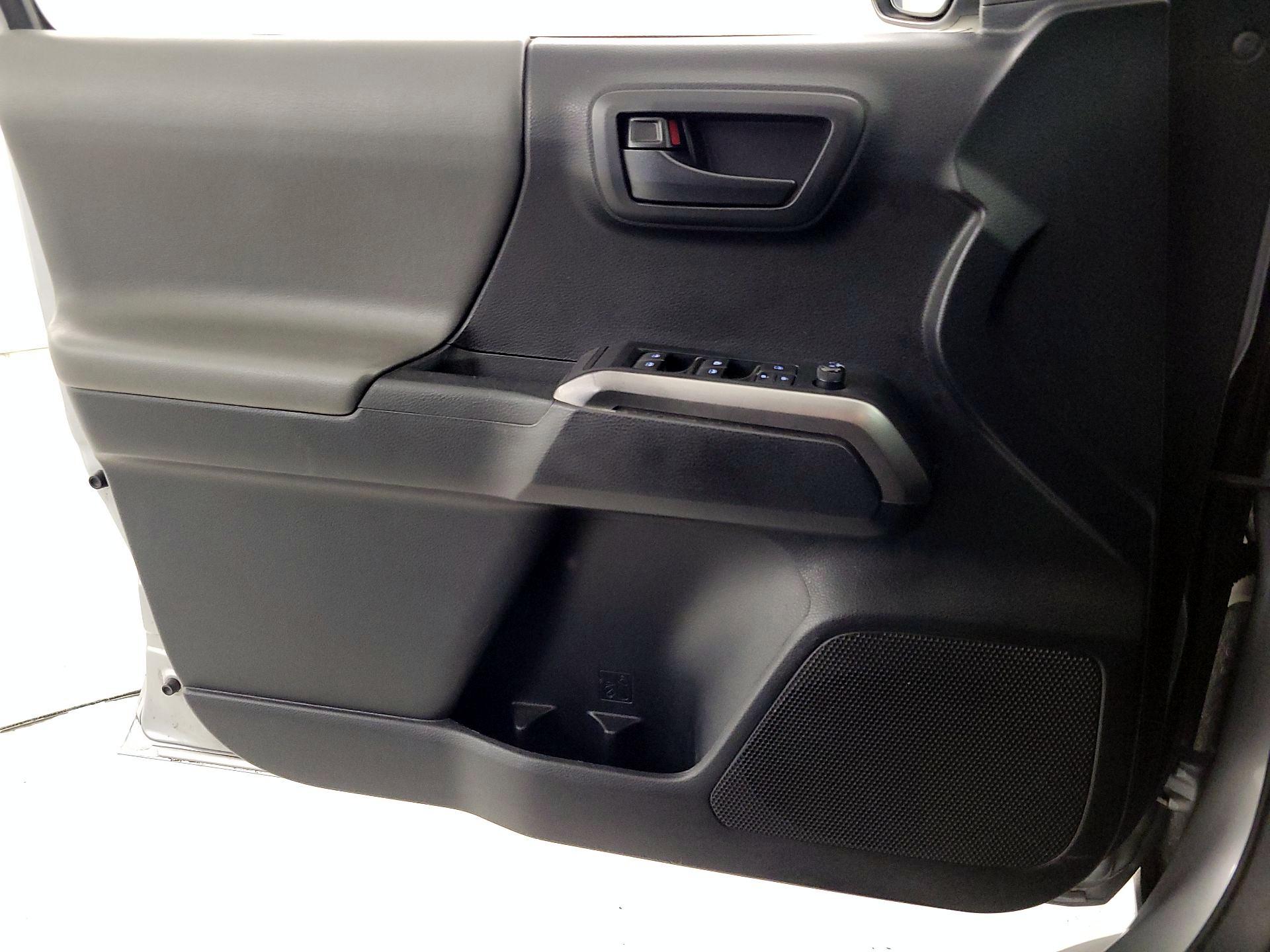 Thumbnail: 2019 Toyota Tacoma - 12