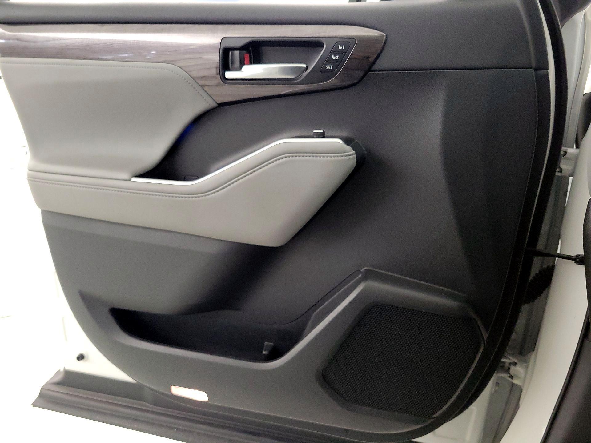 Thumbnail: 2020 Toyota Highlander - 12