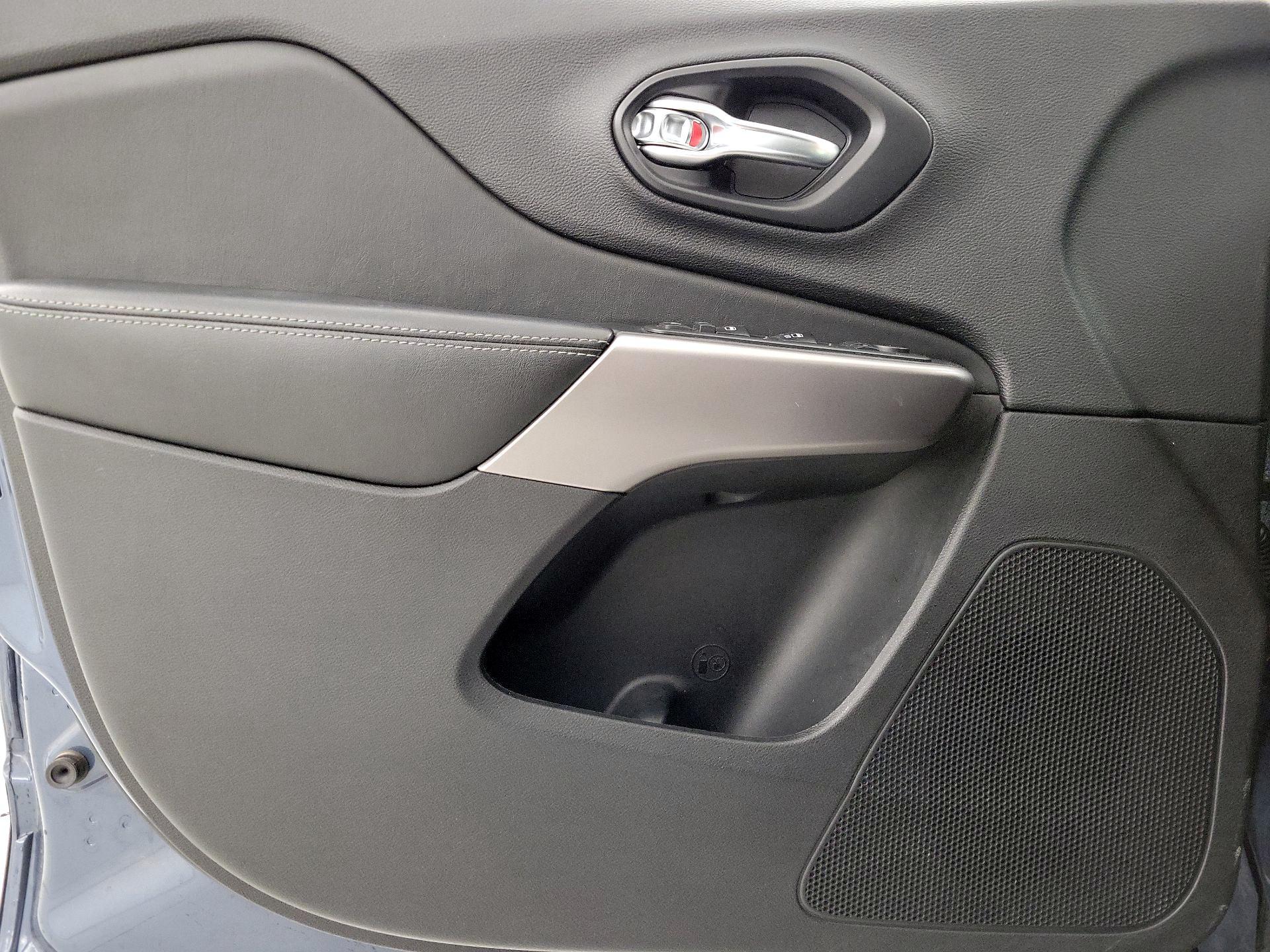 Thumbnail: 2021 Jeep Cherokee - 12