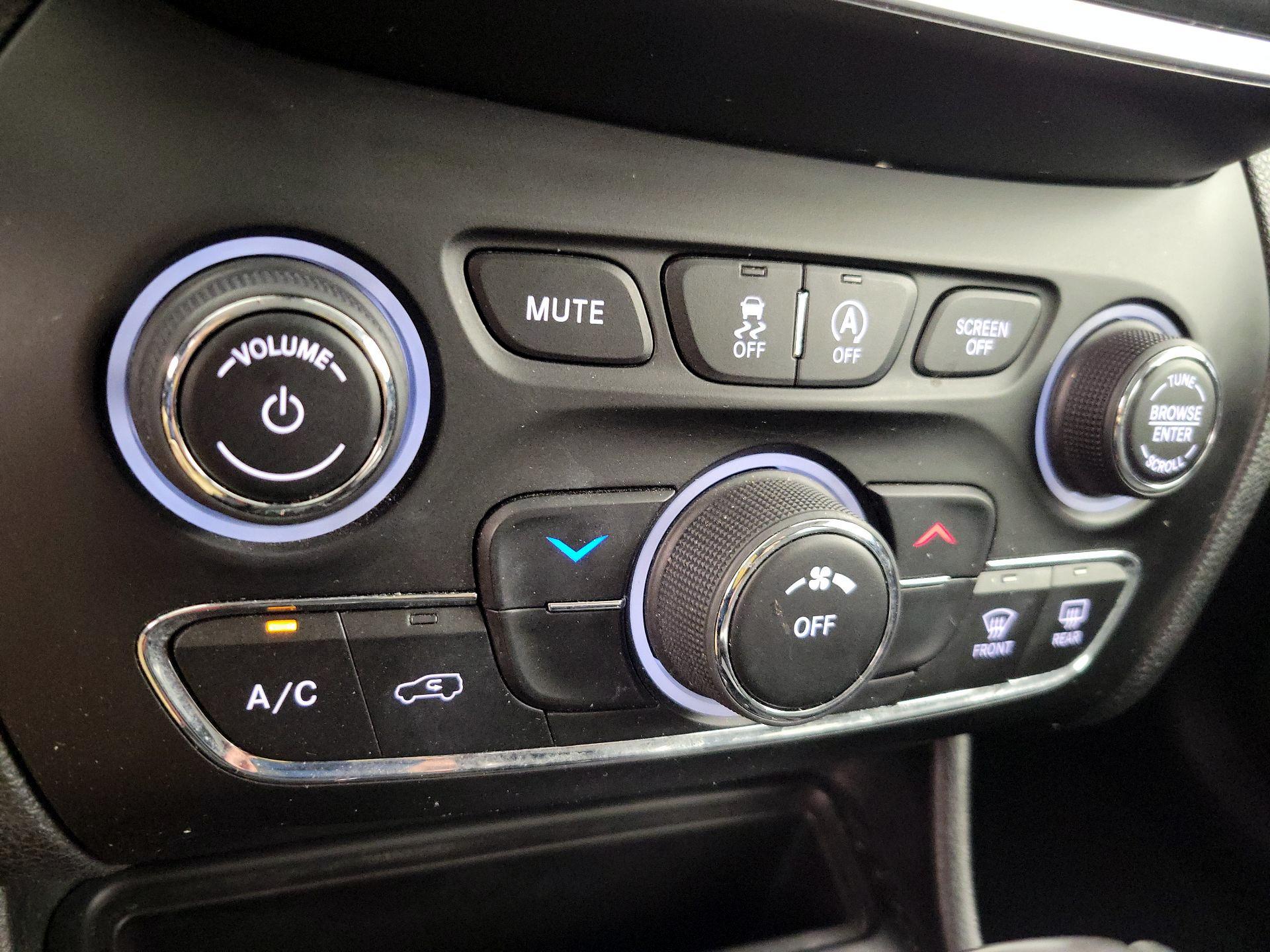 Thumbnail: 2021 Jeep Cherokee - 16