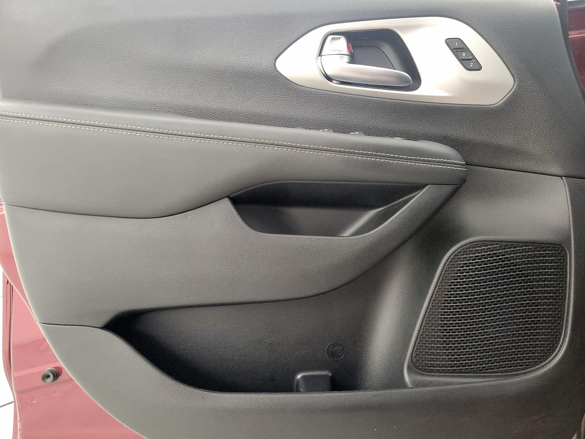 Thumbnail: 2023 Chrysler Pacifica - 12