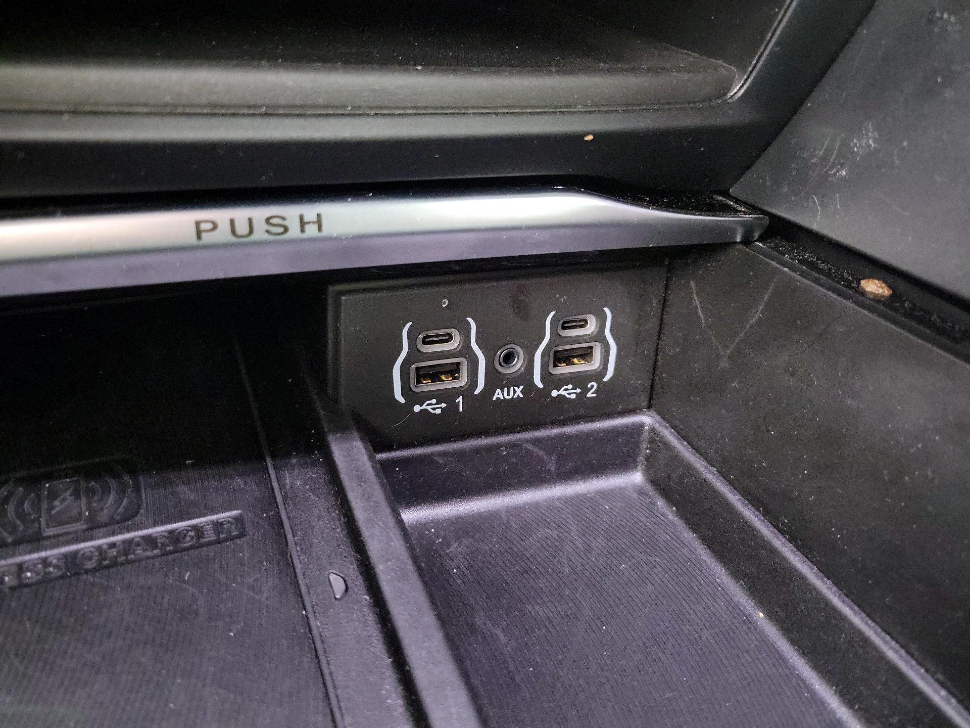 Thumbnail: 2023 Chrysler Pacifica - 18