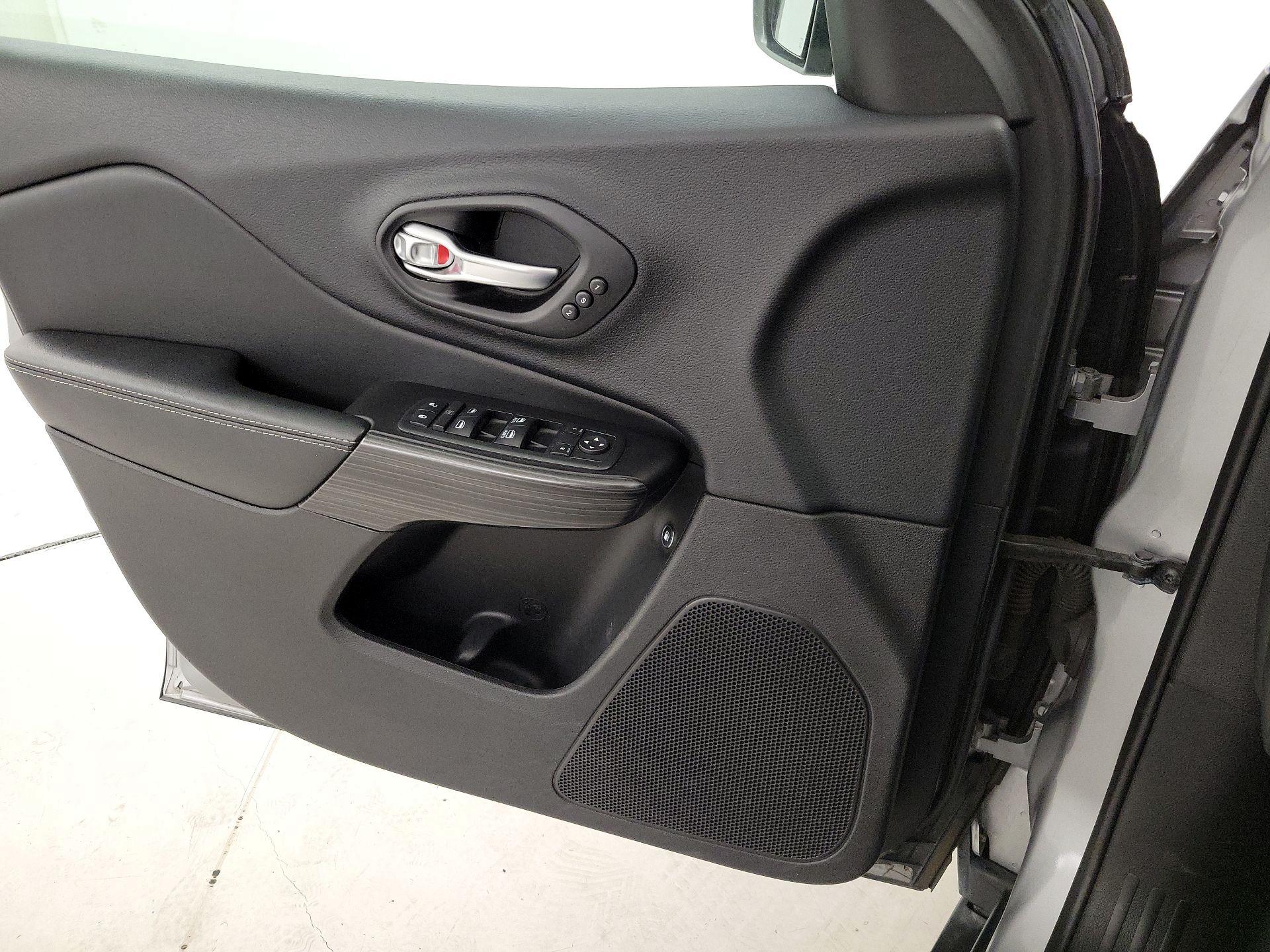 Thumbnail: 2015 Jeep Cherokee - 12