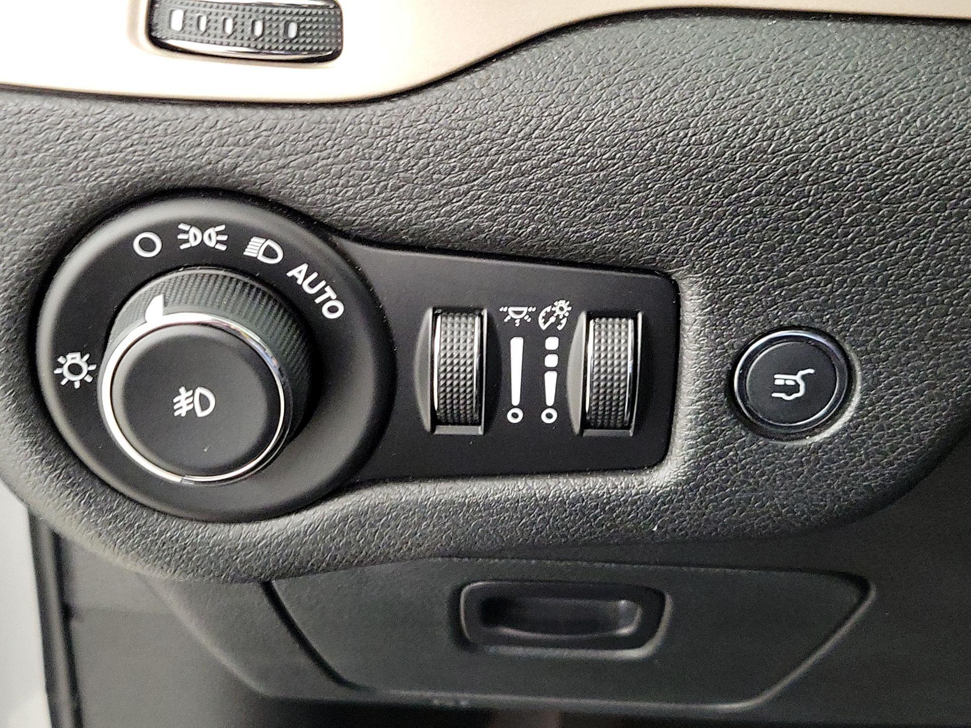 Thumbnail: 2015 Jeep Cherokee - 13