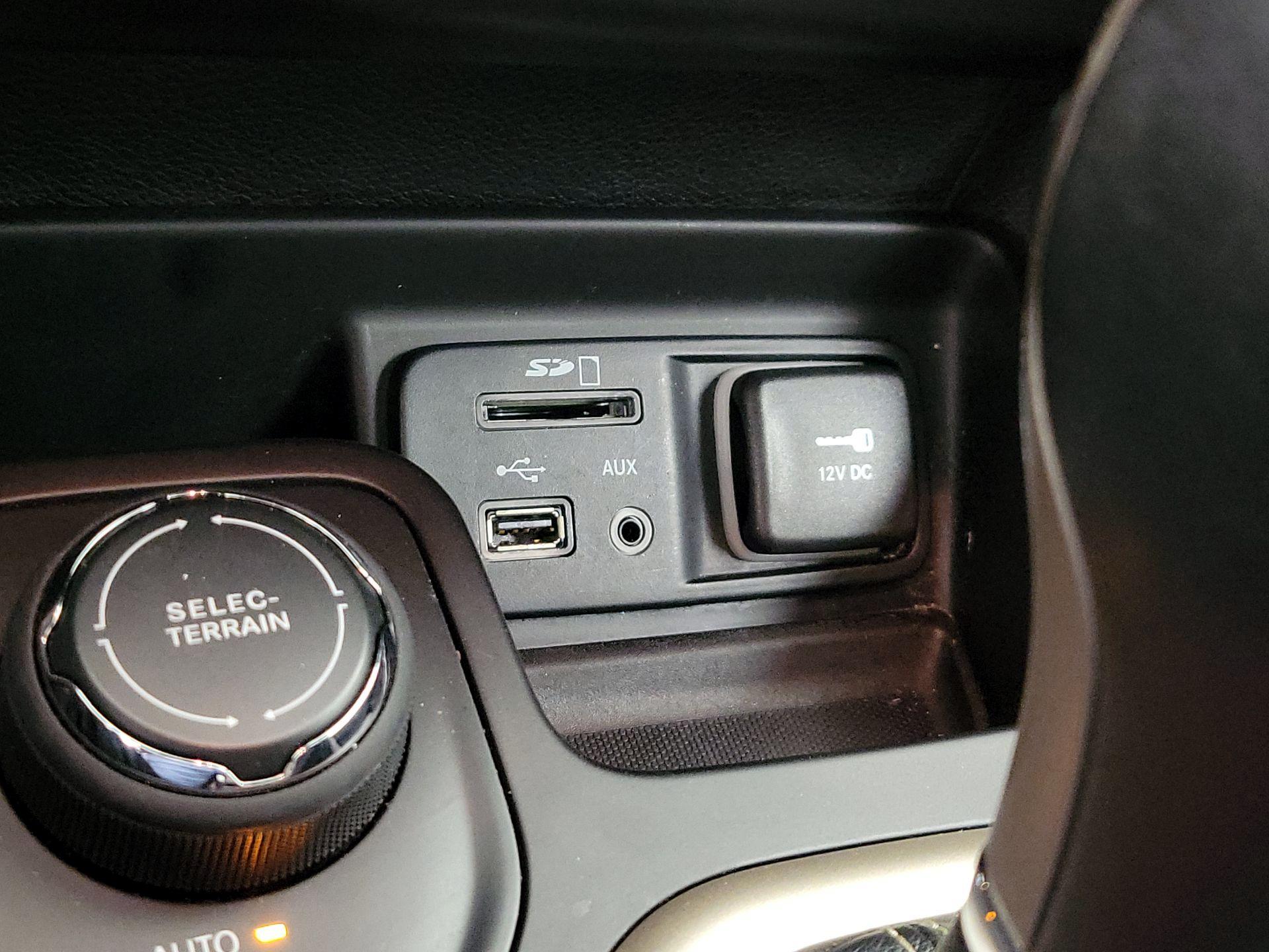 Thumbnail: 2015 Jeep Cherokee - 19
