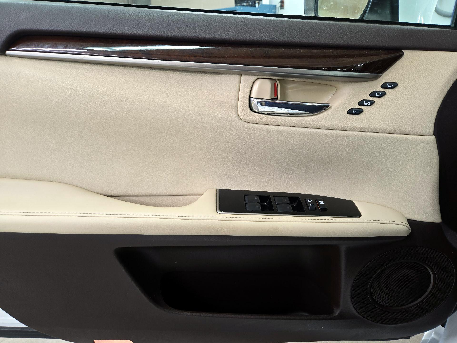 Thumbnail: 2016 Lexus ES - 12