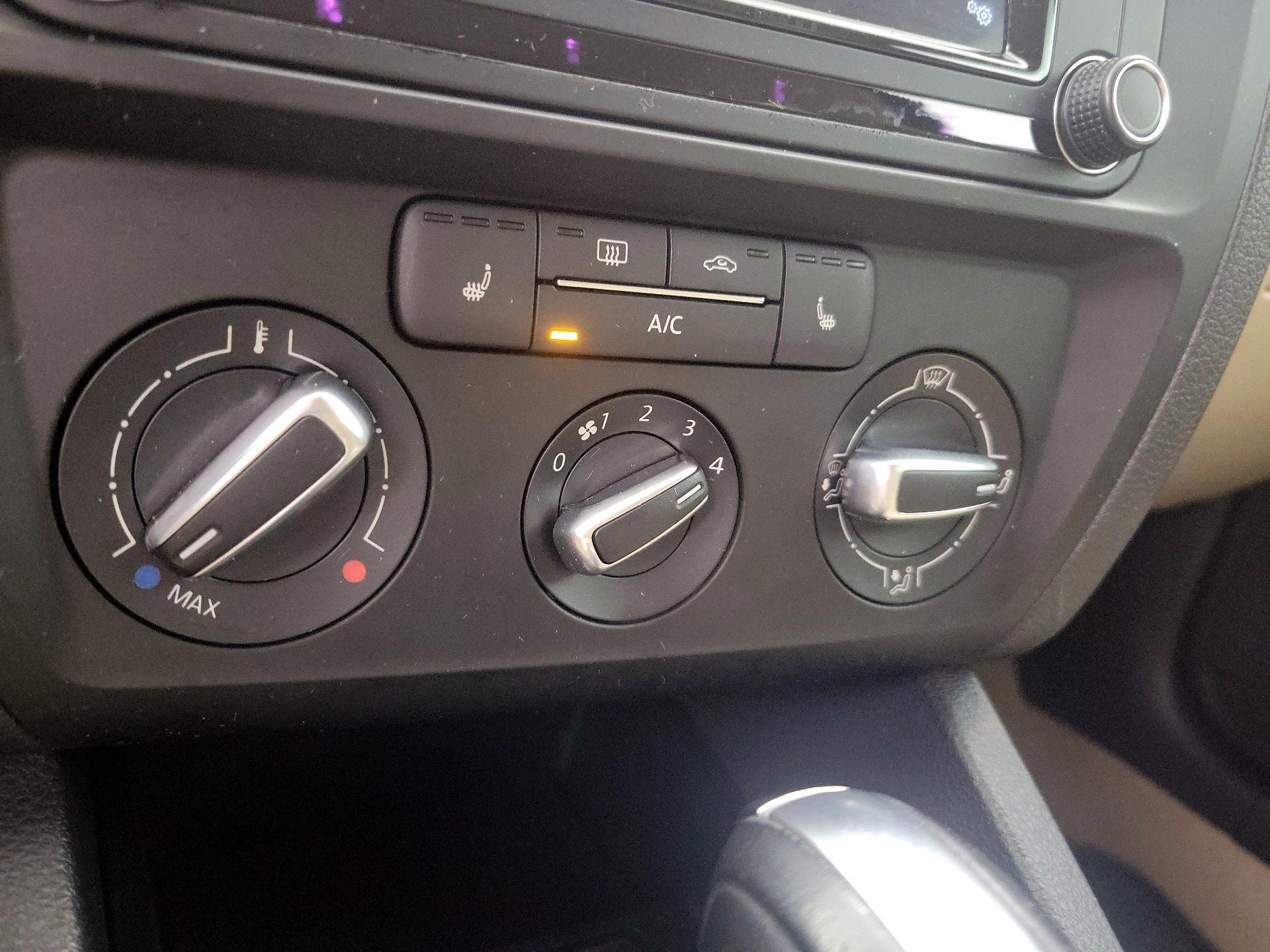 Thumbnail: 2016 Volkswagen Jetta - 16