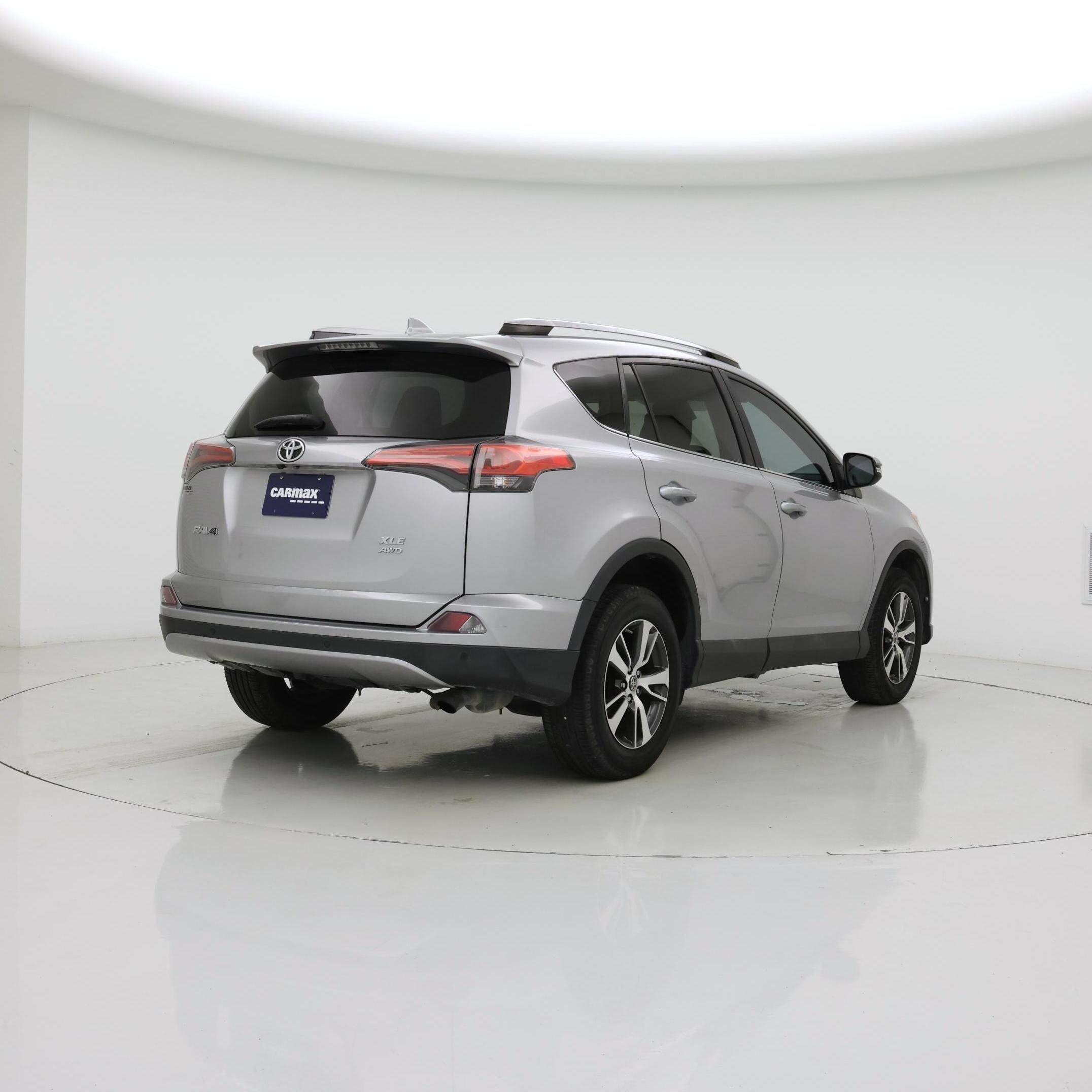 Thumbnail: 2017 Toyota RAV4 - 8