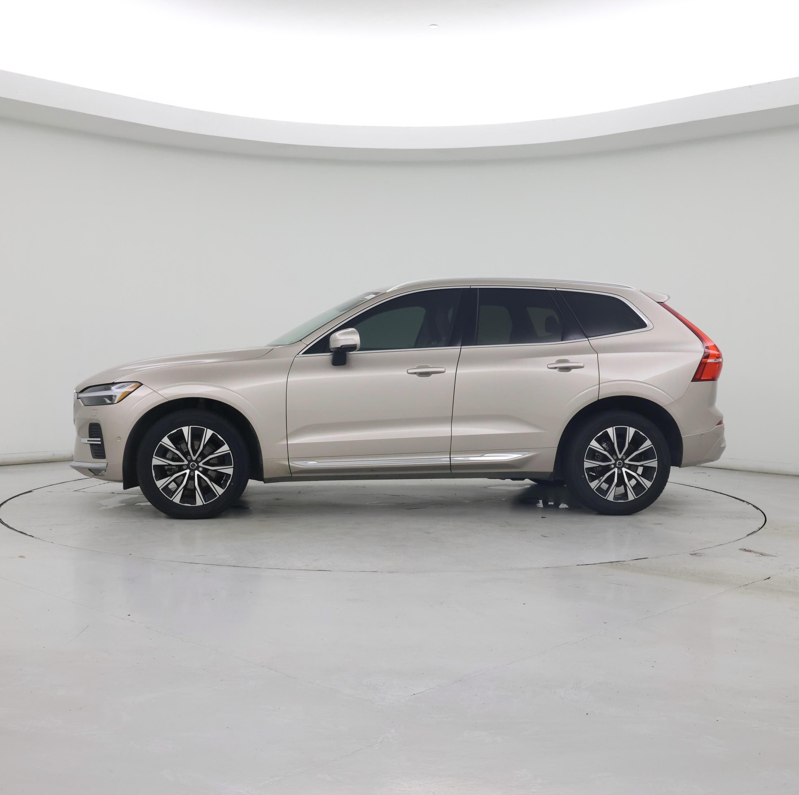 Thumbnail: 2023 Volvo XC60 - 3
