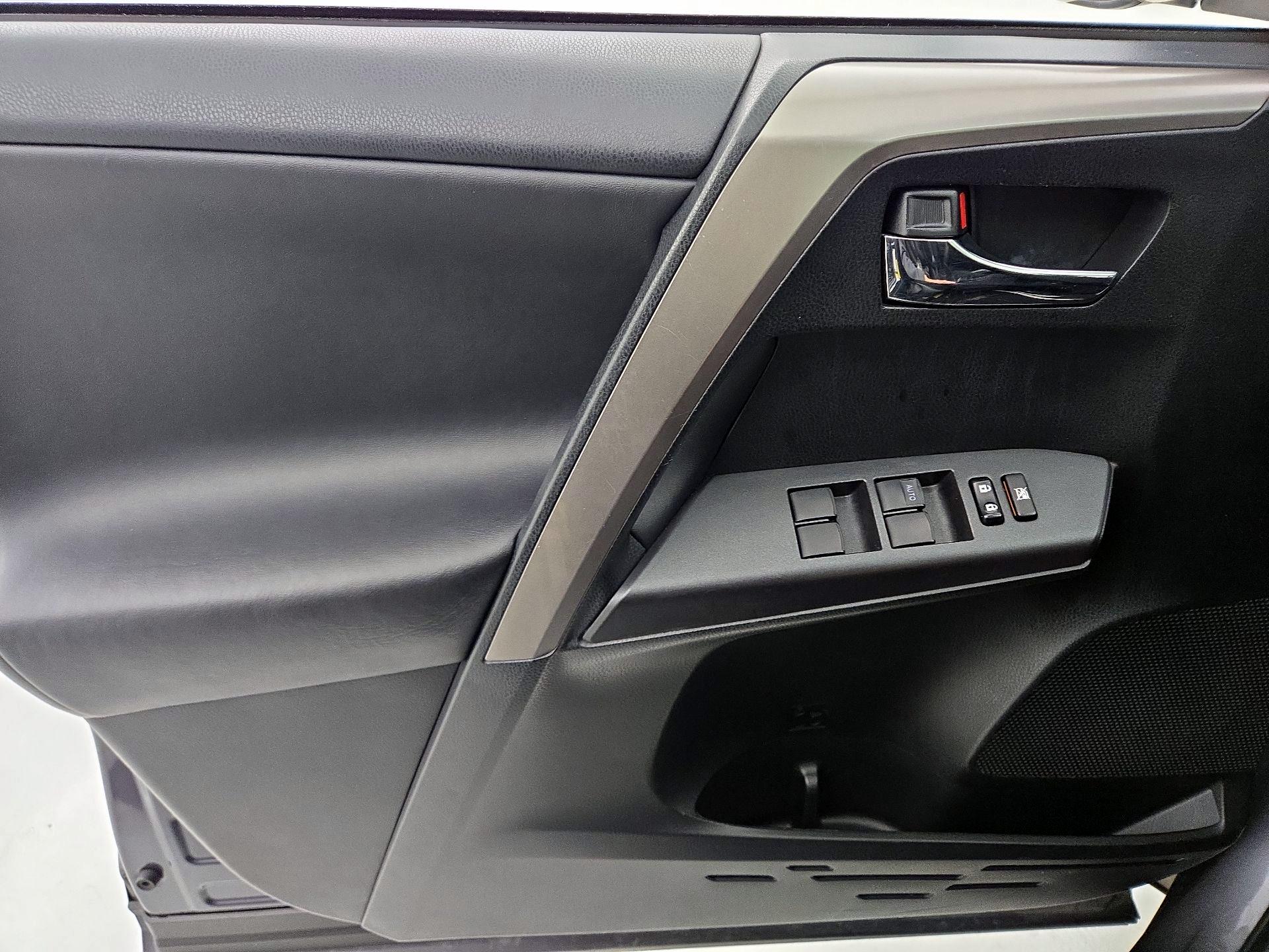 Thumbnail: 2018 Toyota RAV4 - 12