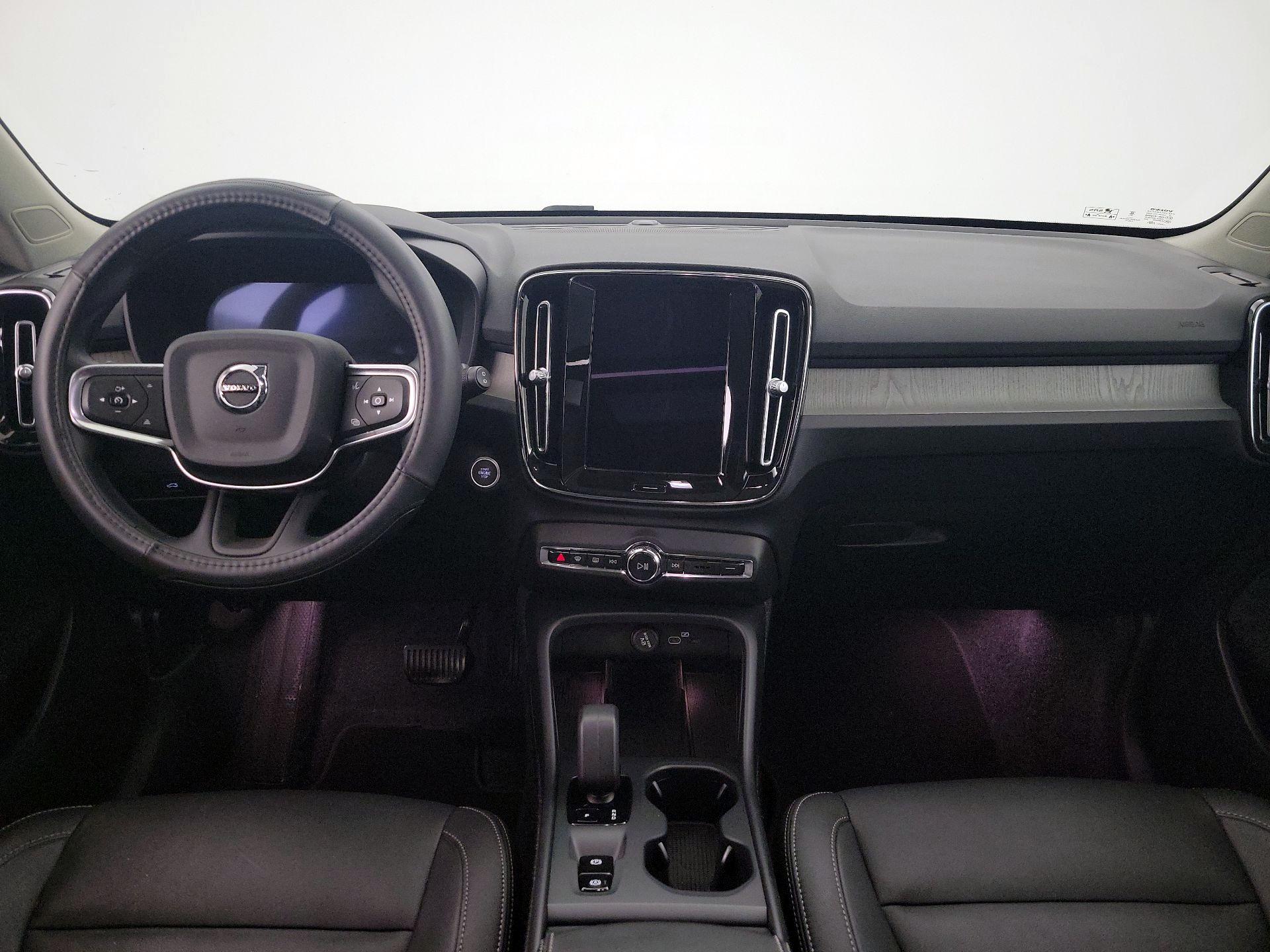 Thumbnail: 2025 Volvo XC40 - 9